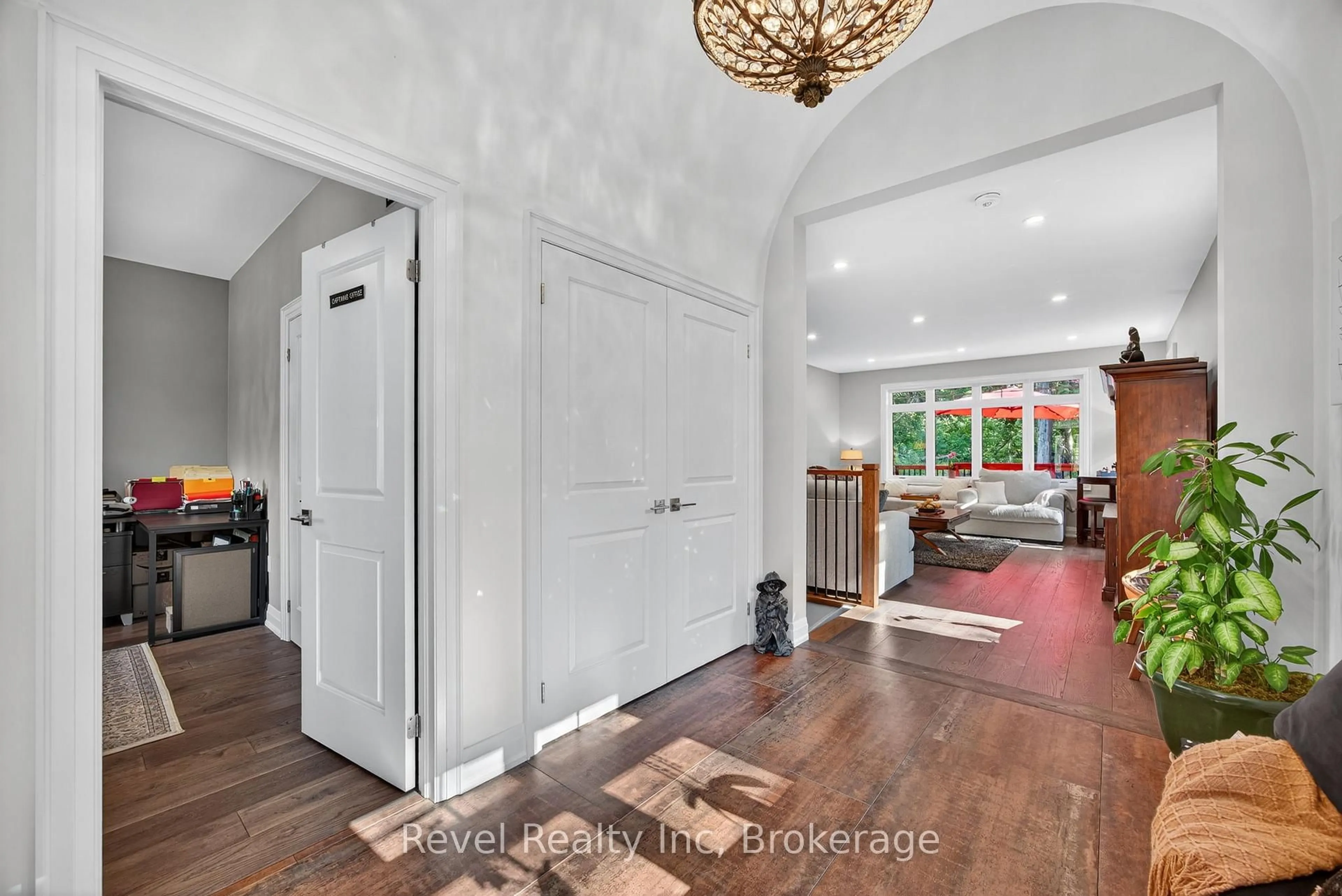 Indoor entryway for 517 Silverbirch Dr, Tiny Ontario L9M 0M5