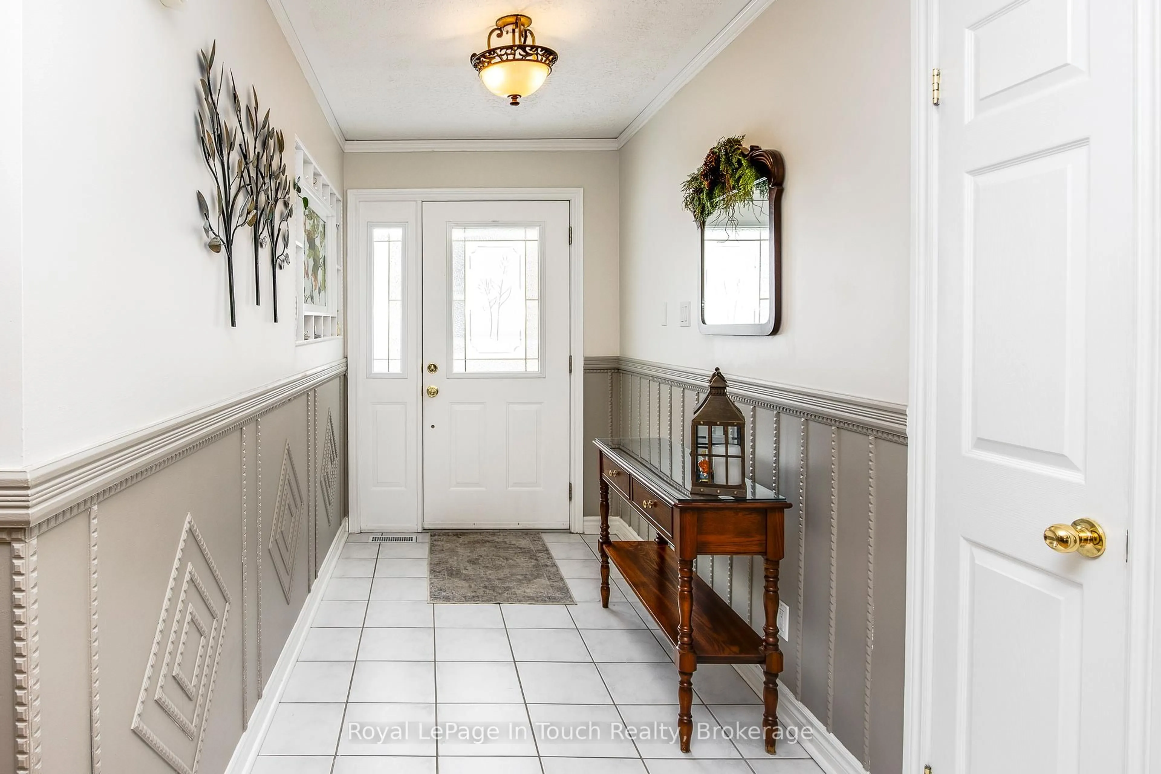 Indoor entryway for 90 Burke St #2, Penetanguishene Ontario L9M 2H2