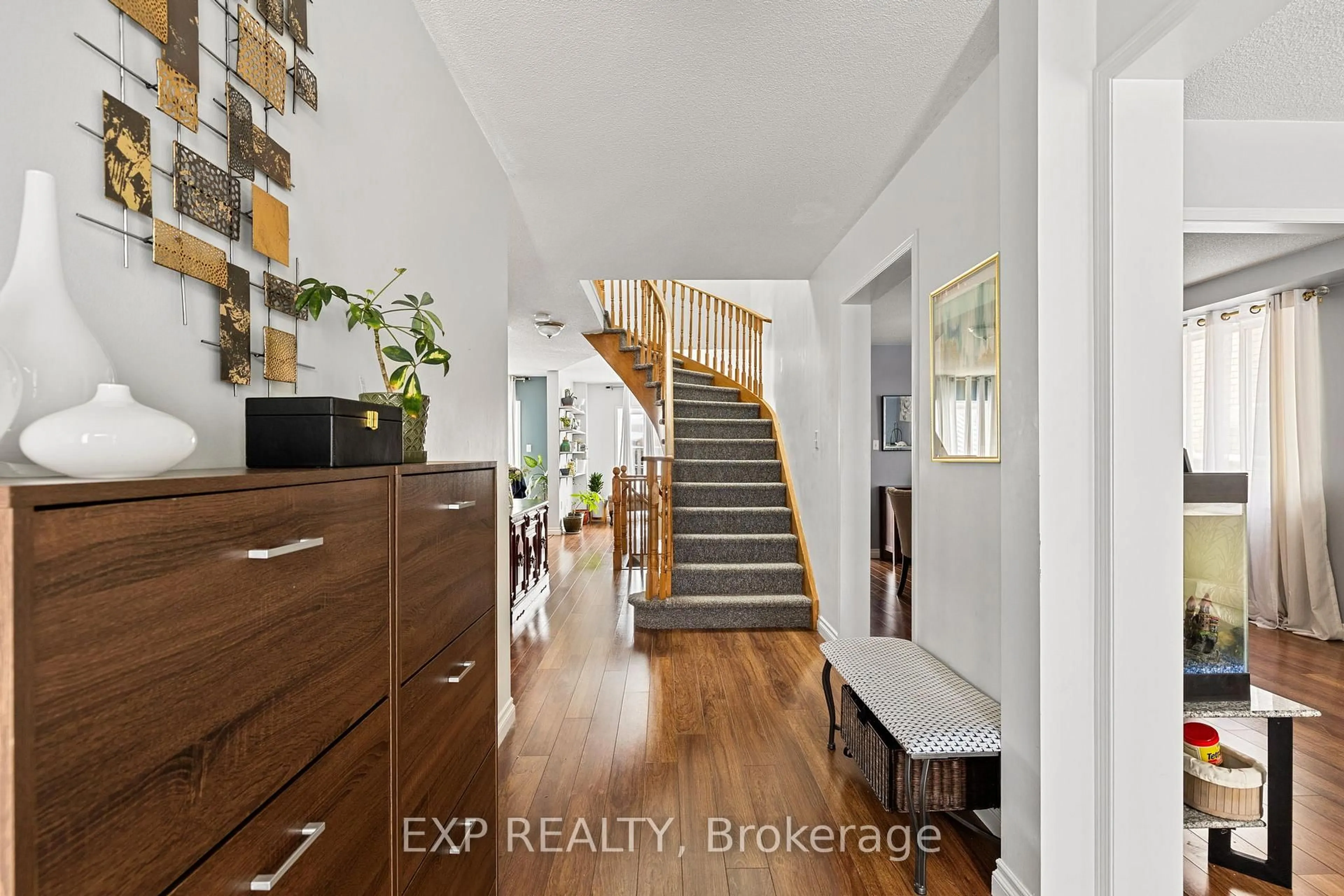 Indoor entryway for 5 SUN KING Cres, Barrie Ontario L4M 7J8