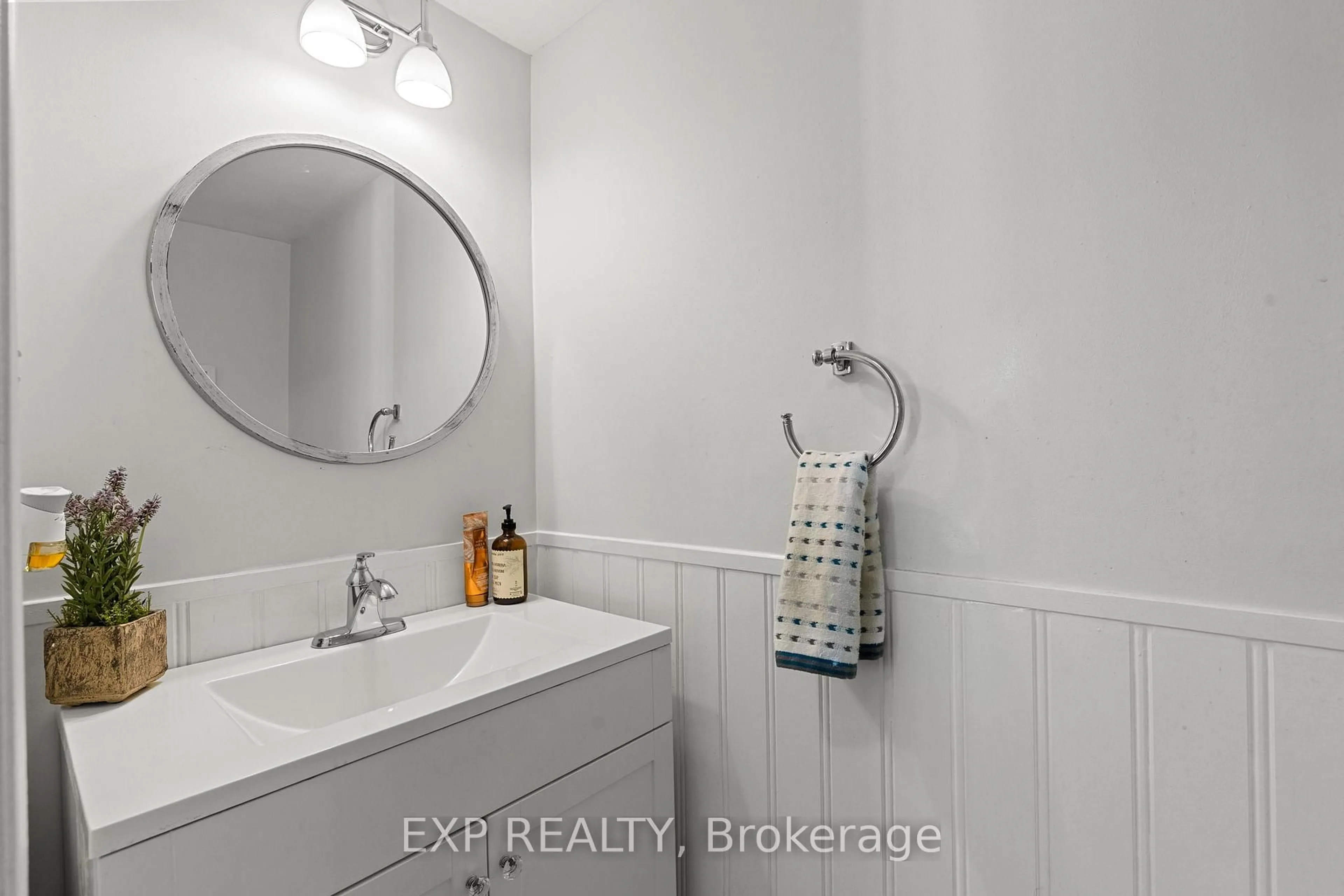 Standard bathroom, ceramic/tile floor for 5 SUN KING Cres, Barrie Ontario L4M 7J8