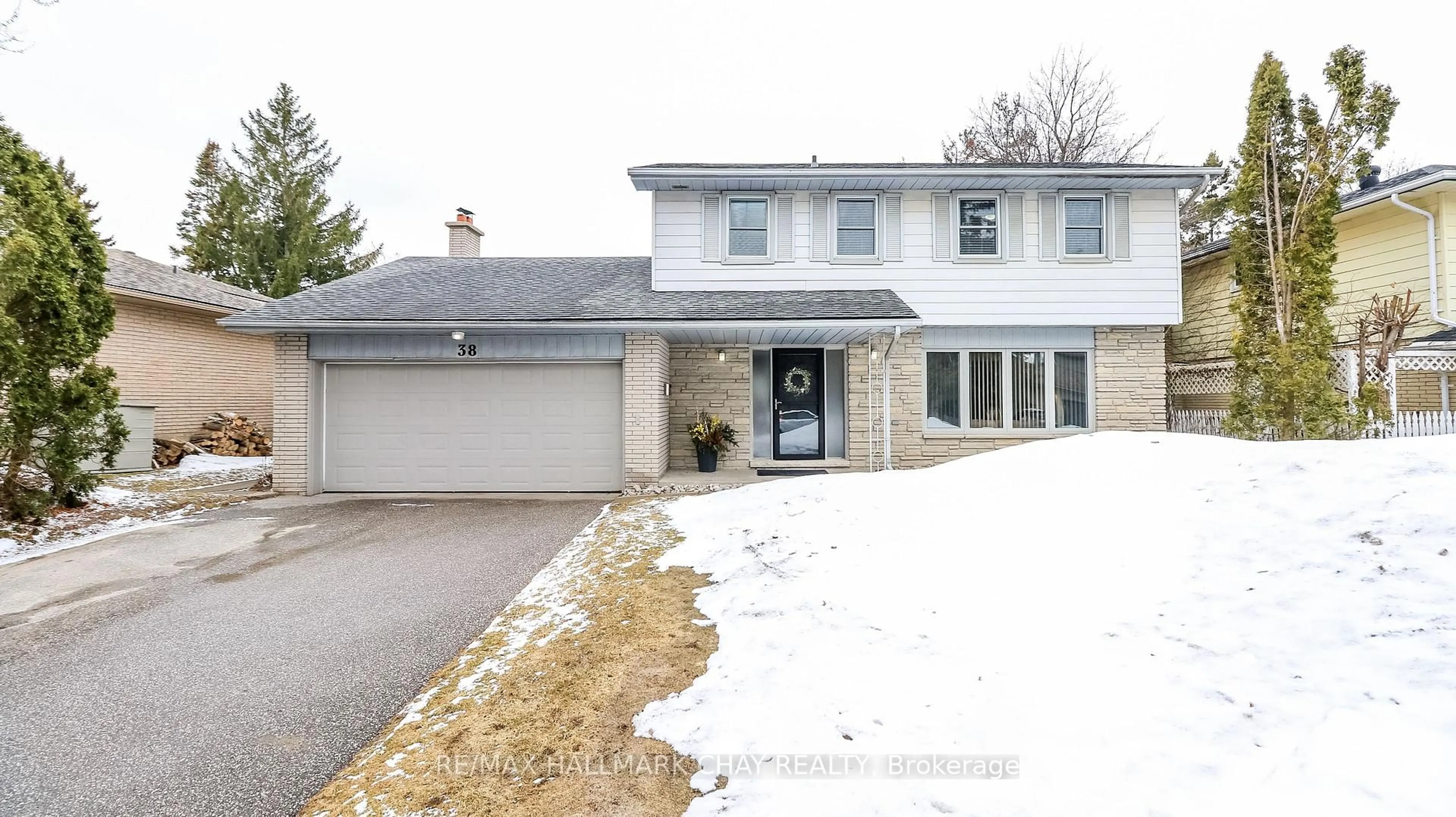 Home with vinyl exterior material, street for 38 Peacock Lane, Barrie Ontario L4N 3R8