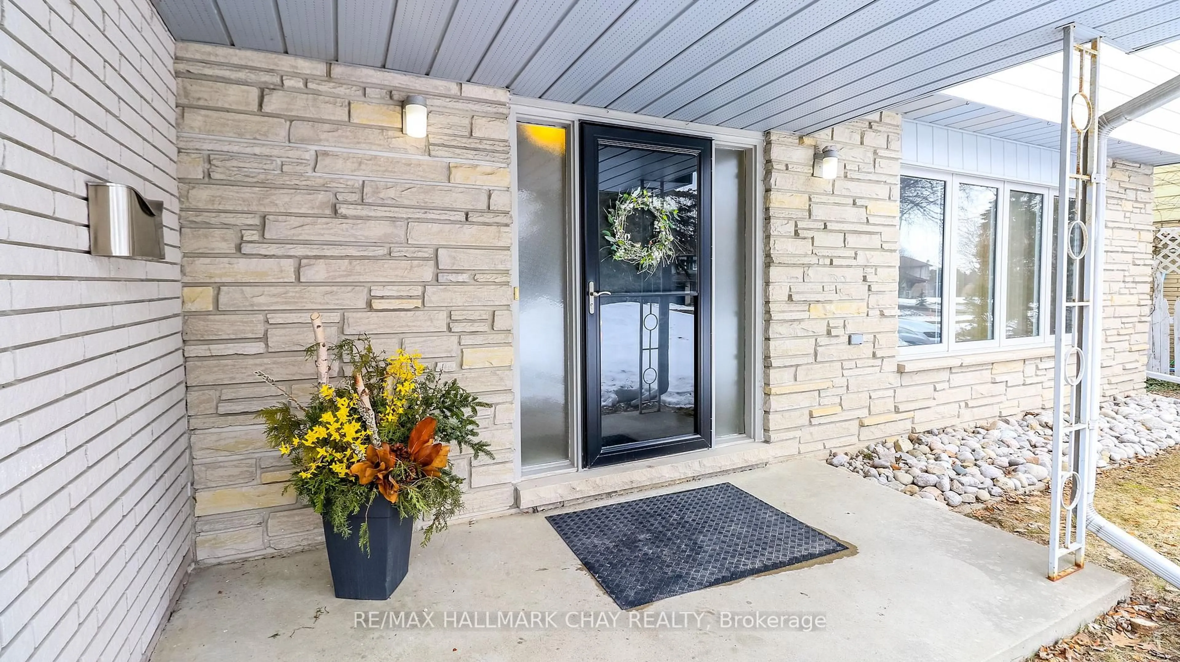 Indoor entryway for 38 Peacock Lane, Barrie Ontario L4N 3R8