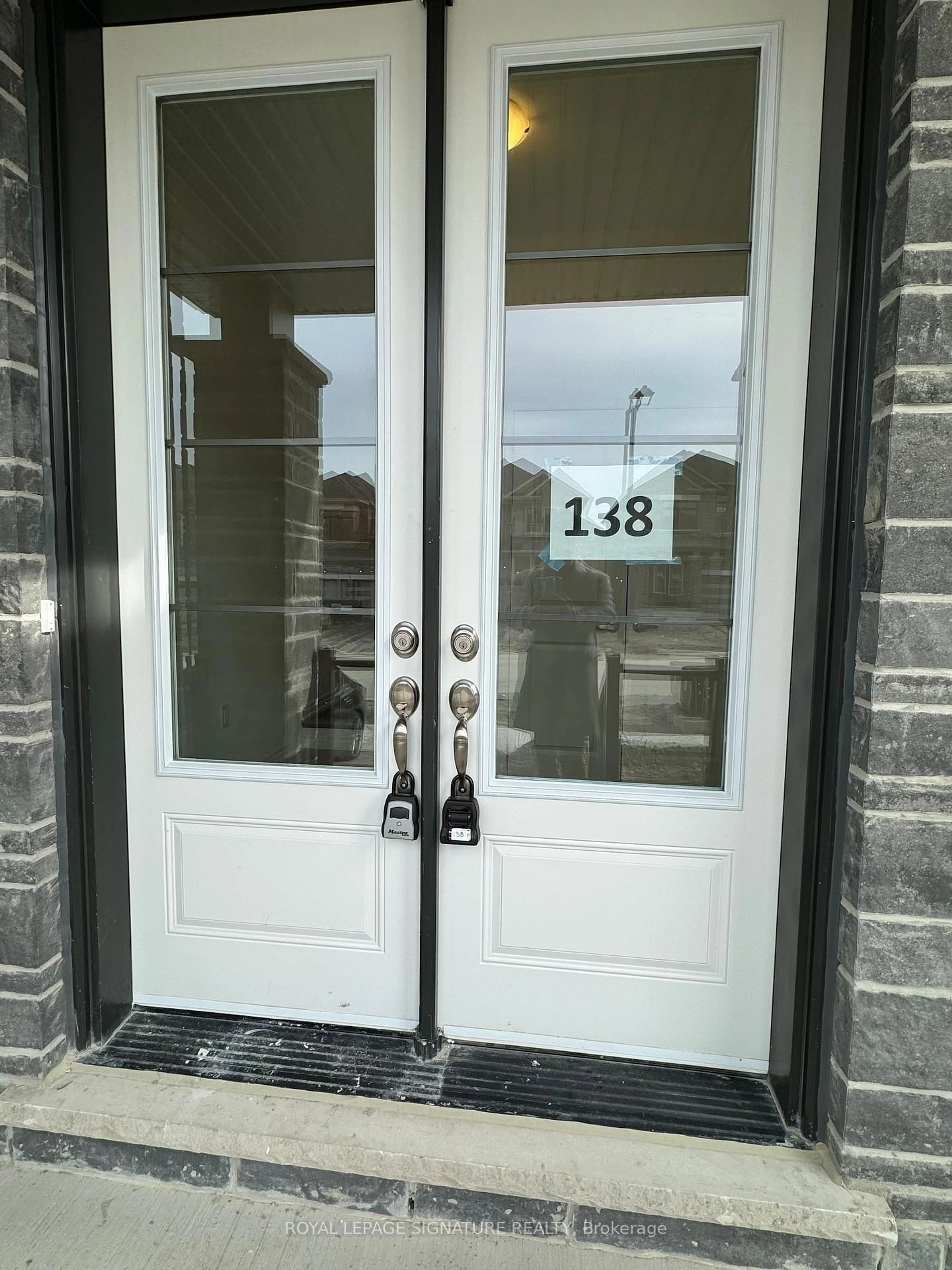 Indoor entryway for 5 Sassafras Rd, Springwater Ontario L9X 2C6