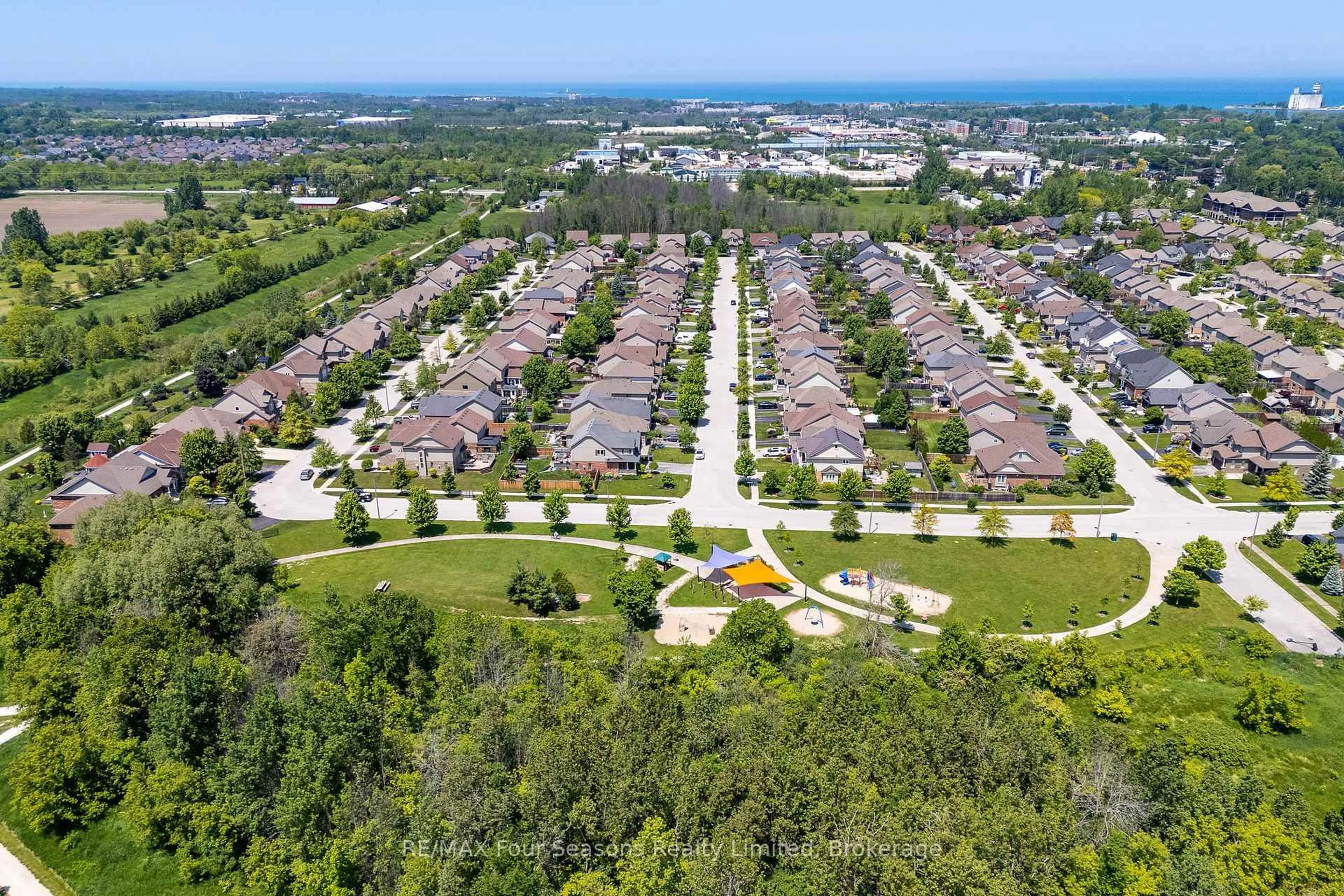 A pic from outside/outdoor area/front of a property/back of a property/a pic from drone, unknown for 37 Chamberlain Cres, Collingwood Ontario L9Y 0C9