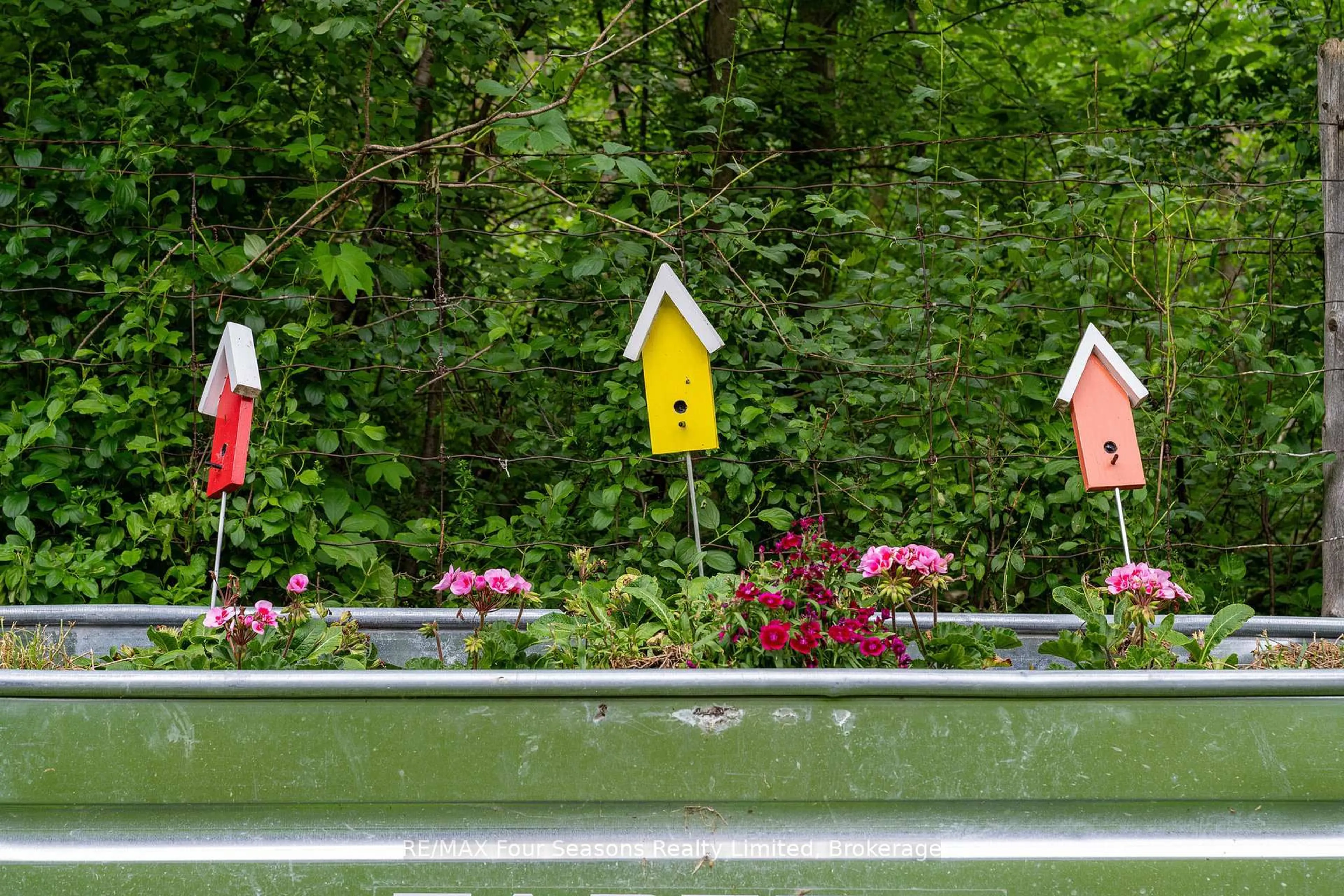 Patio, street for 37 Chamberlain Cres, Collingwood Ontario L9Y 0C9