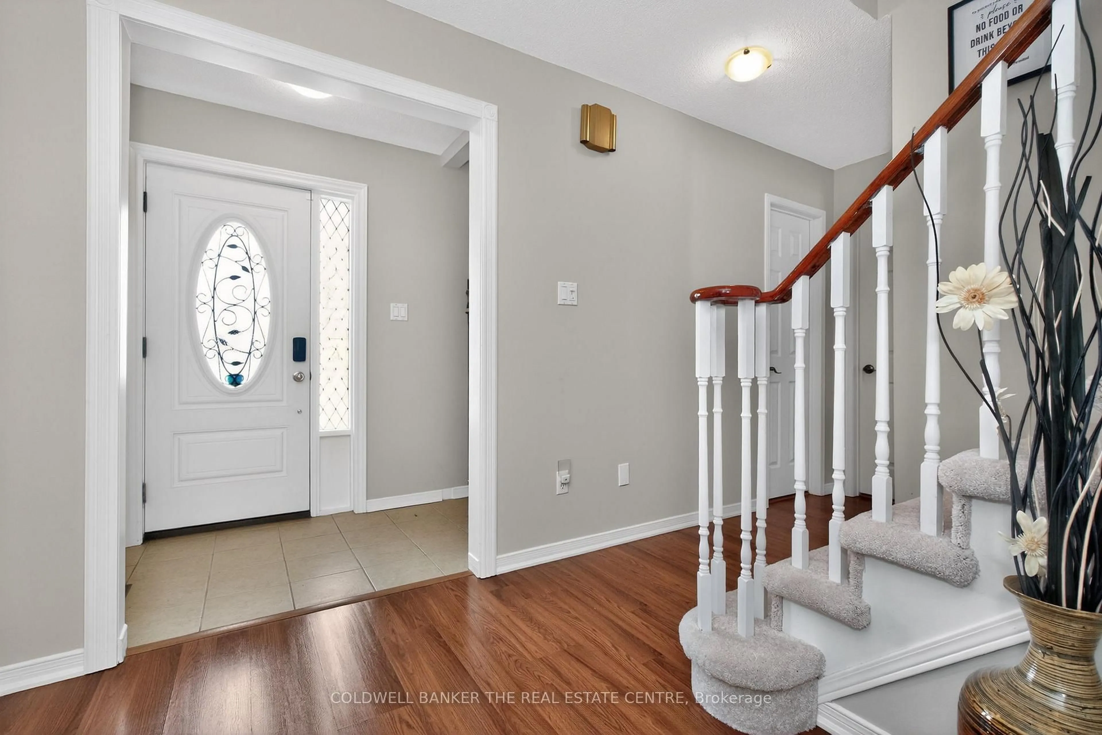 Indoor entryway for 1 Mcdougall Dr, Barrie Ontario L4N 7J1