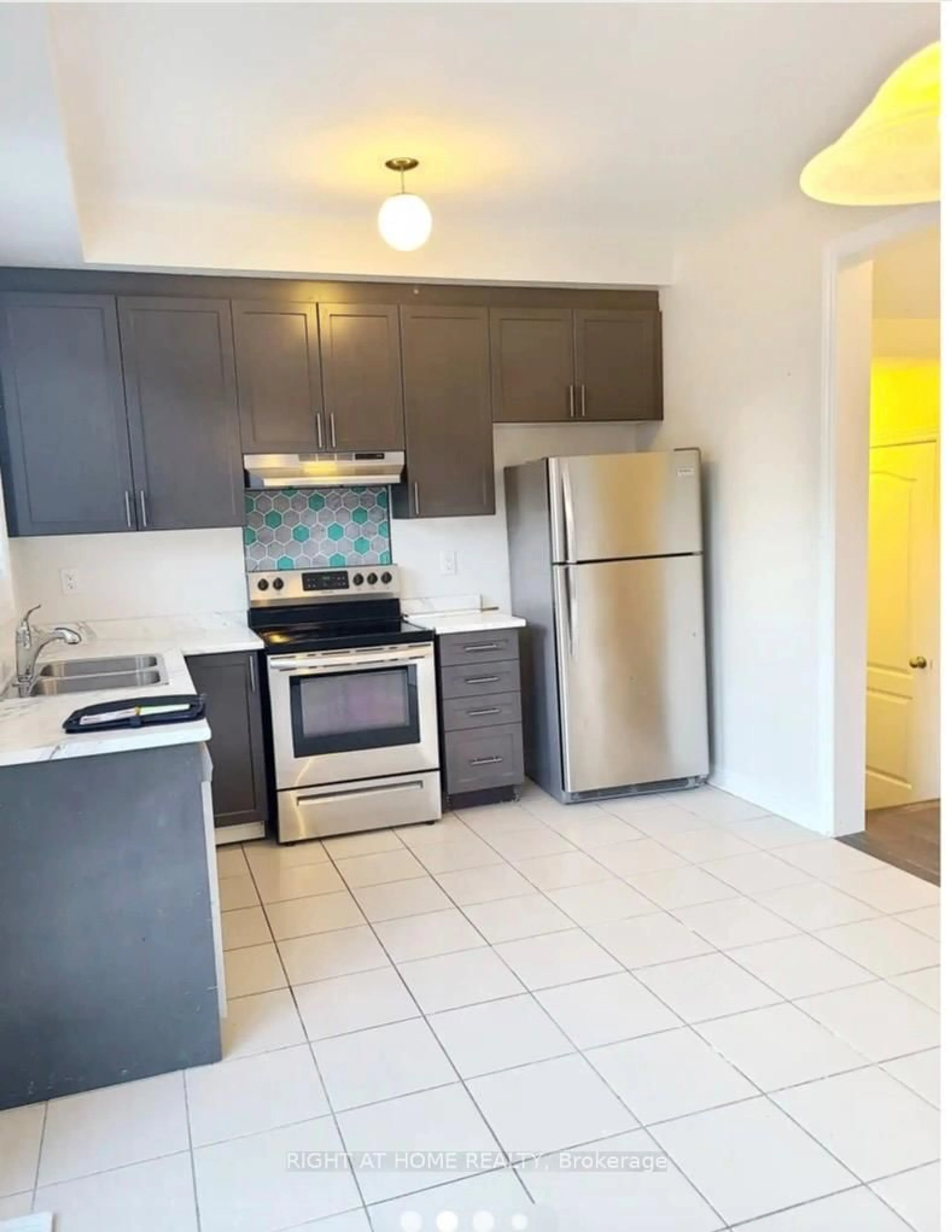 Standard kitchen, unknown for 18 Kerr St, Collingwood Ontario L9Y 2L3