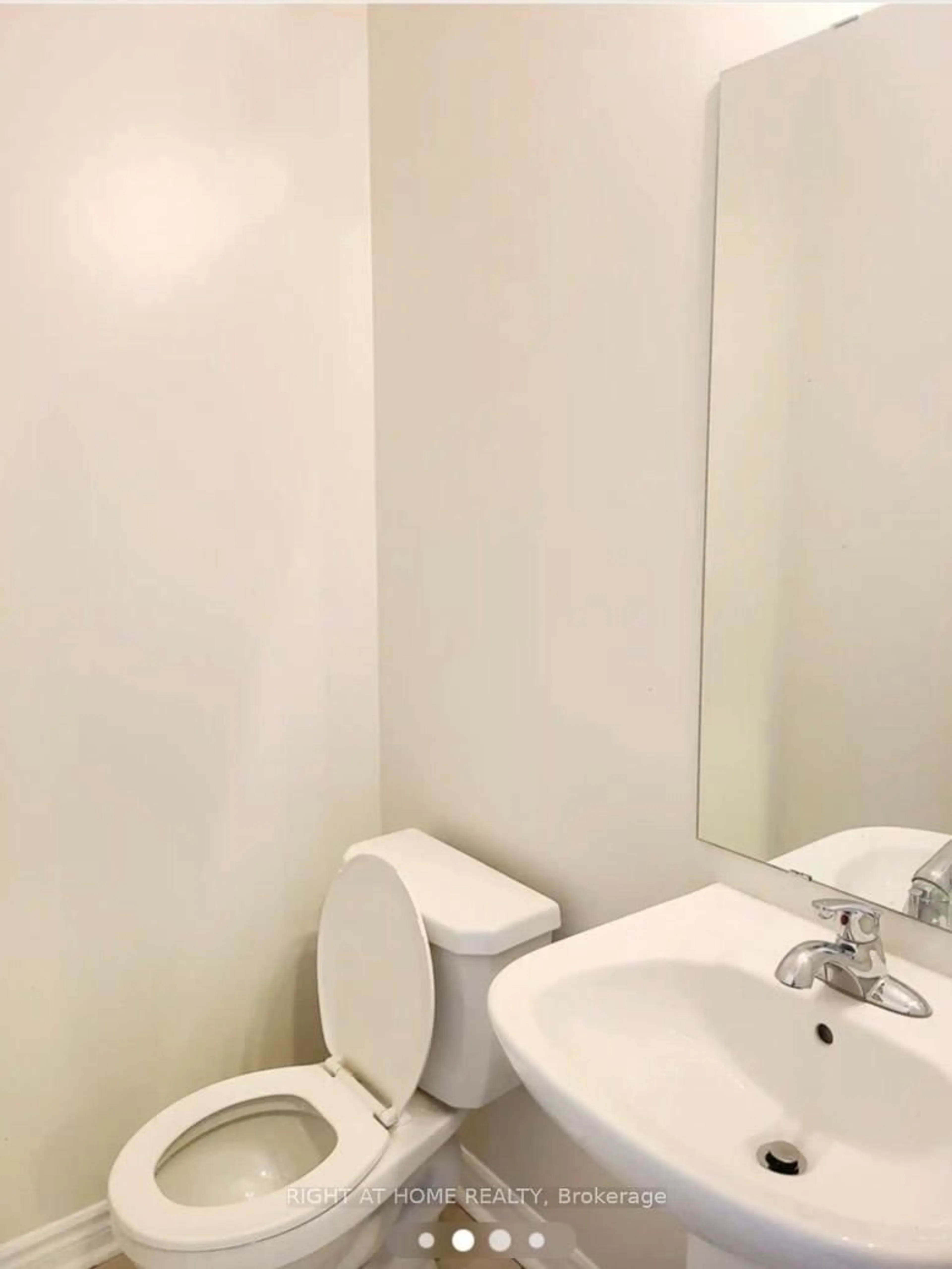 Standard bathroom, floor is not visible for 18 Kerr St, Collingwood Ontario L9Y 2L3