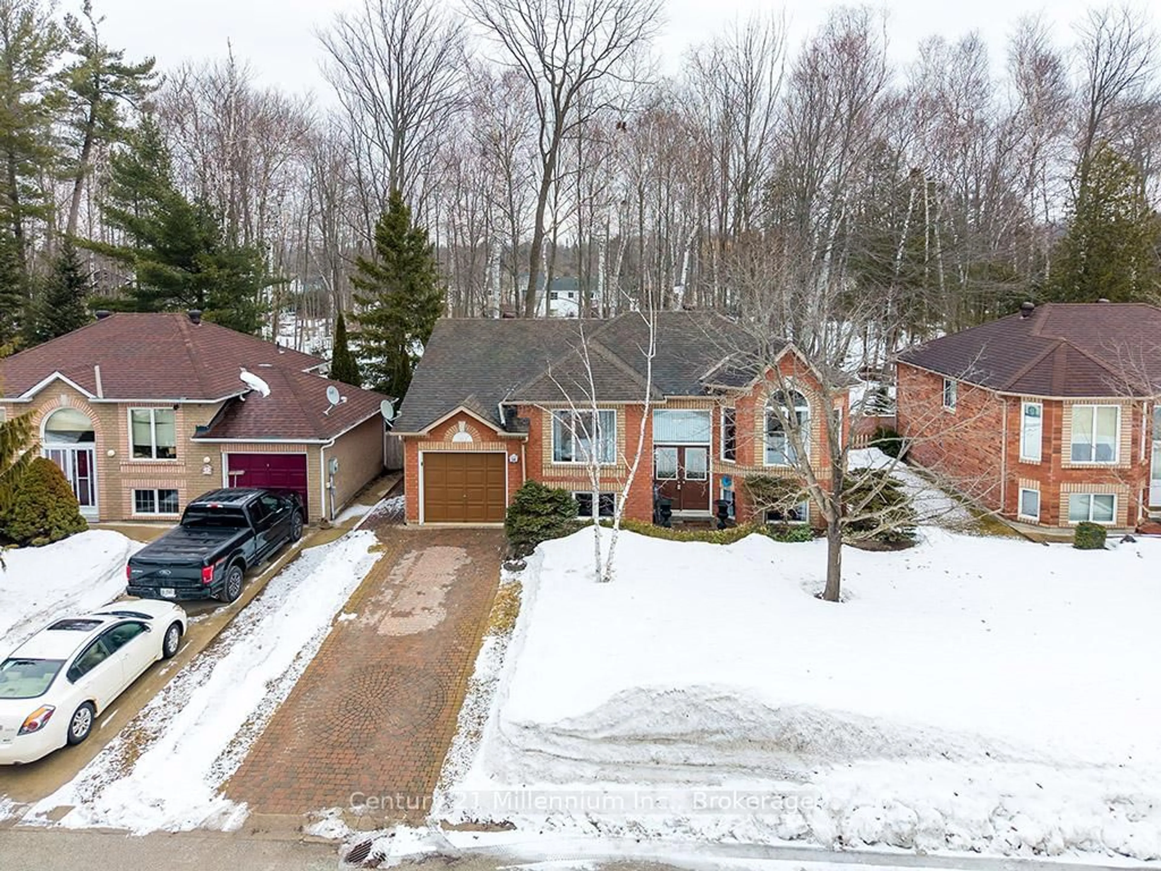 A pic from outside/outdoor area/front of a property/back of a property/a pic from drone, street for 15 Brillinger Dr, Wasaga Beach Ontario L9Z 1L4