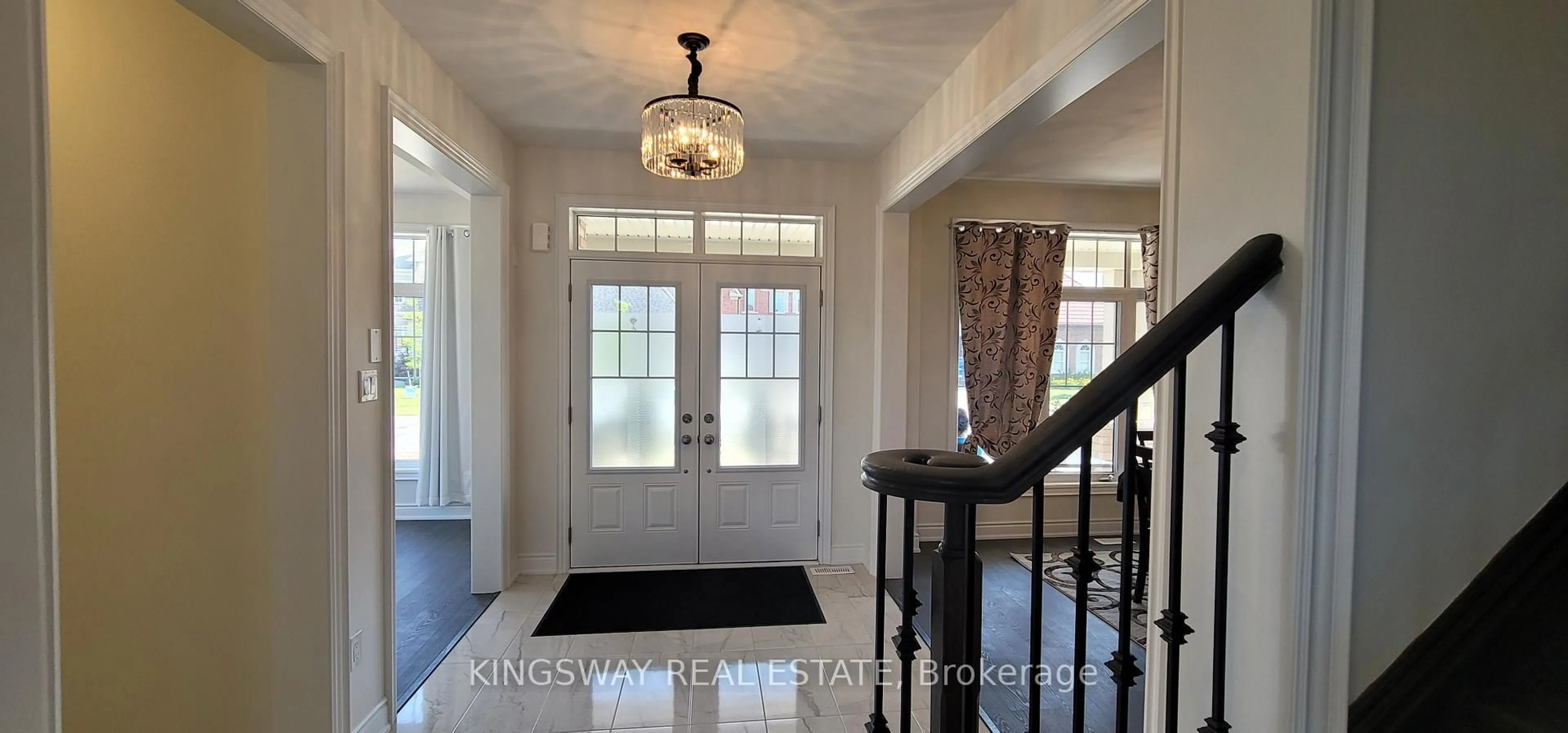 Indoor entryway for 167 Trail Blvd, Springwater Ontario L9X 0S7