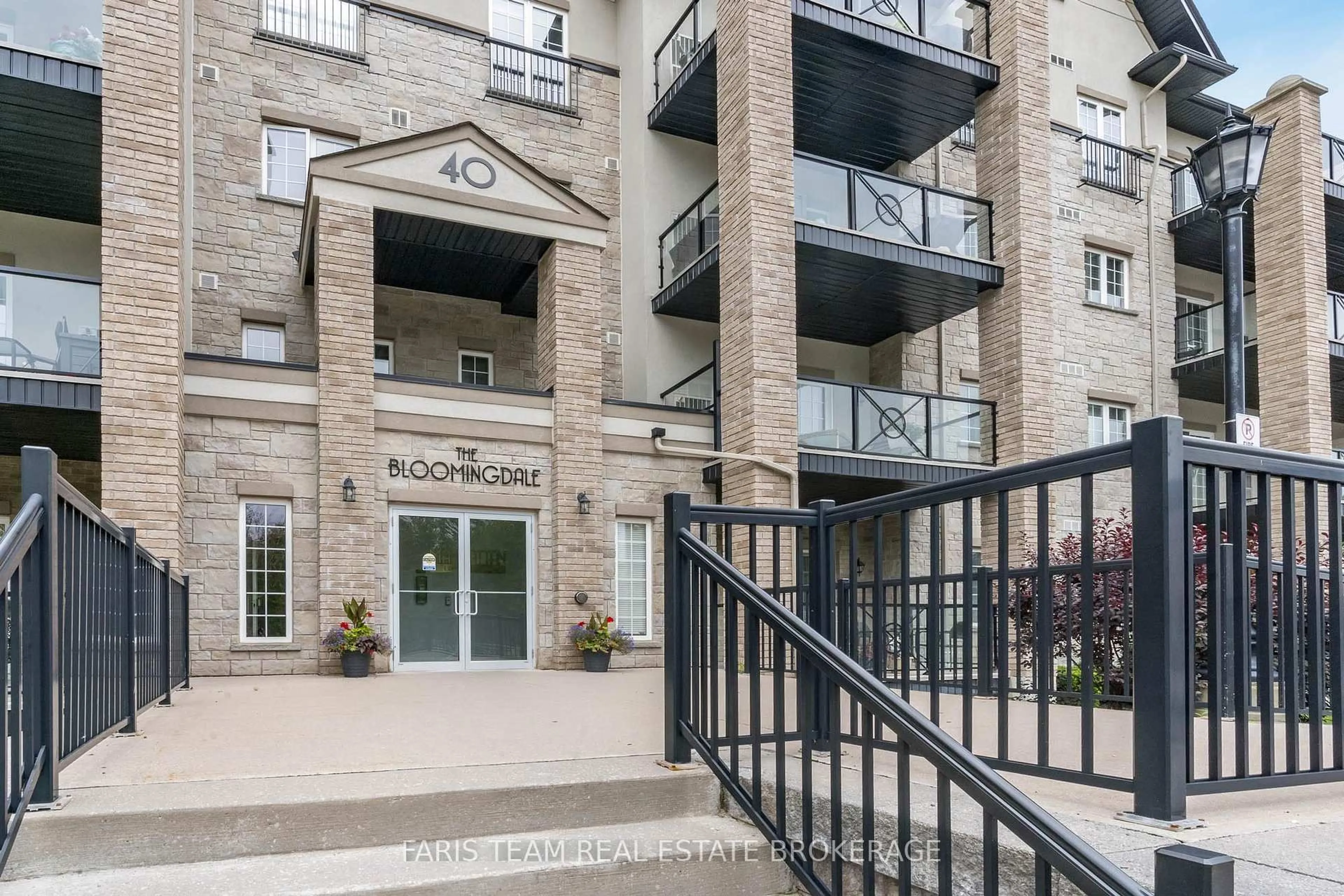 Indoor foyer for 40 Ferndale Dr #210, Barrie Ontario L4N 2L3