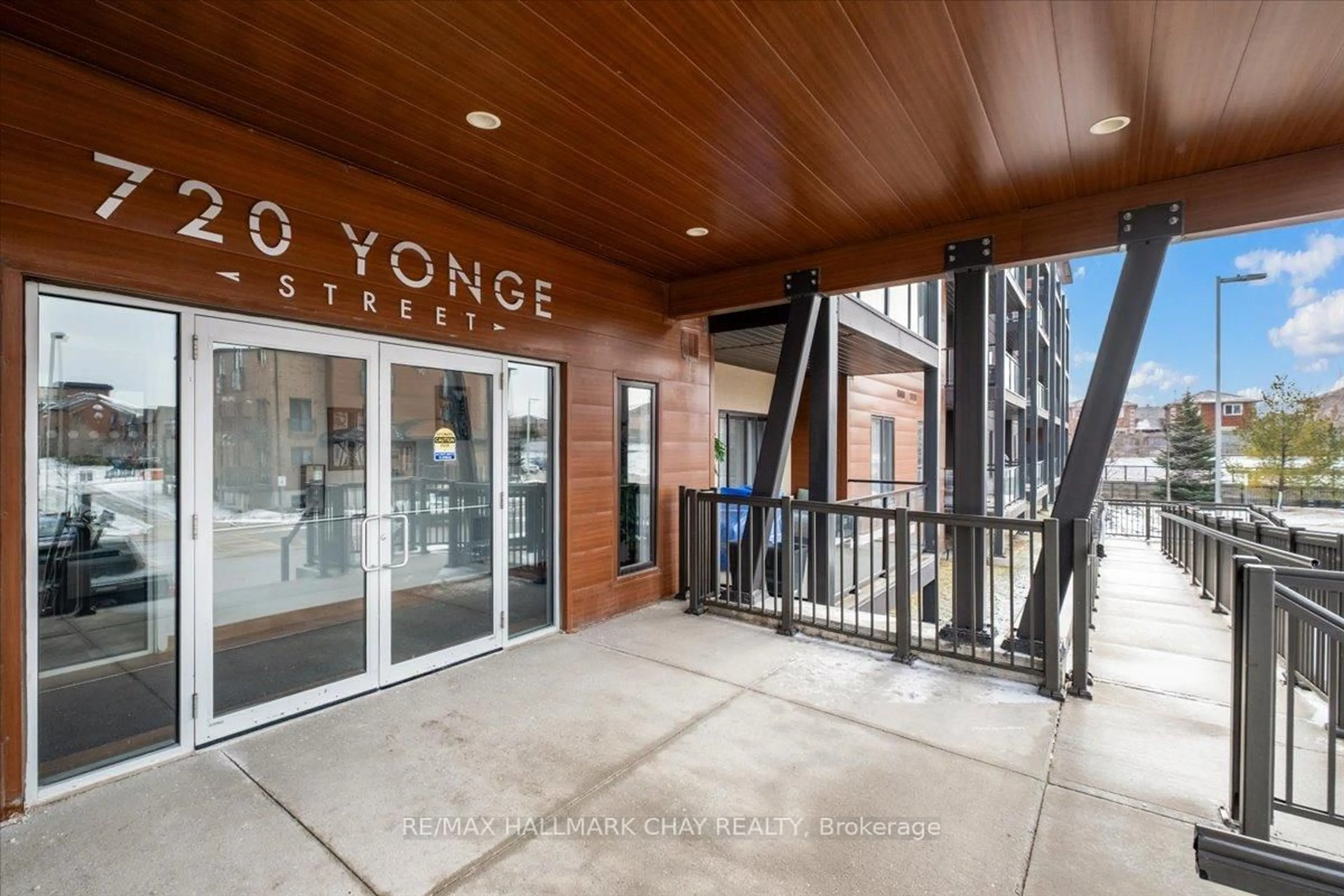 Indoor foyer for 720 Yonge St #306, Barrie Ontario L9J 0G9