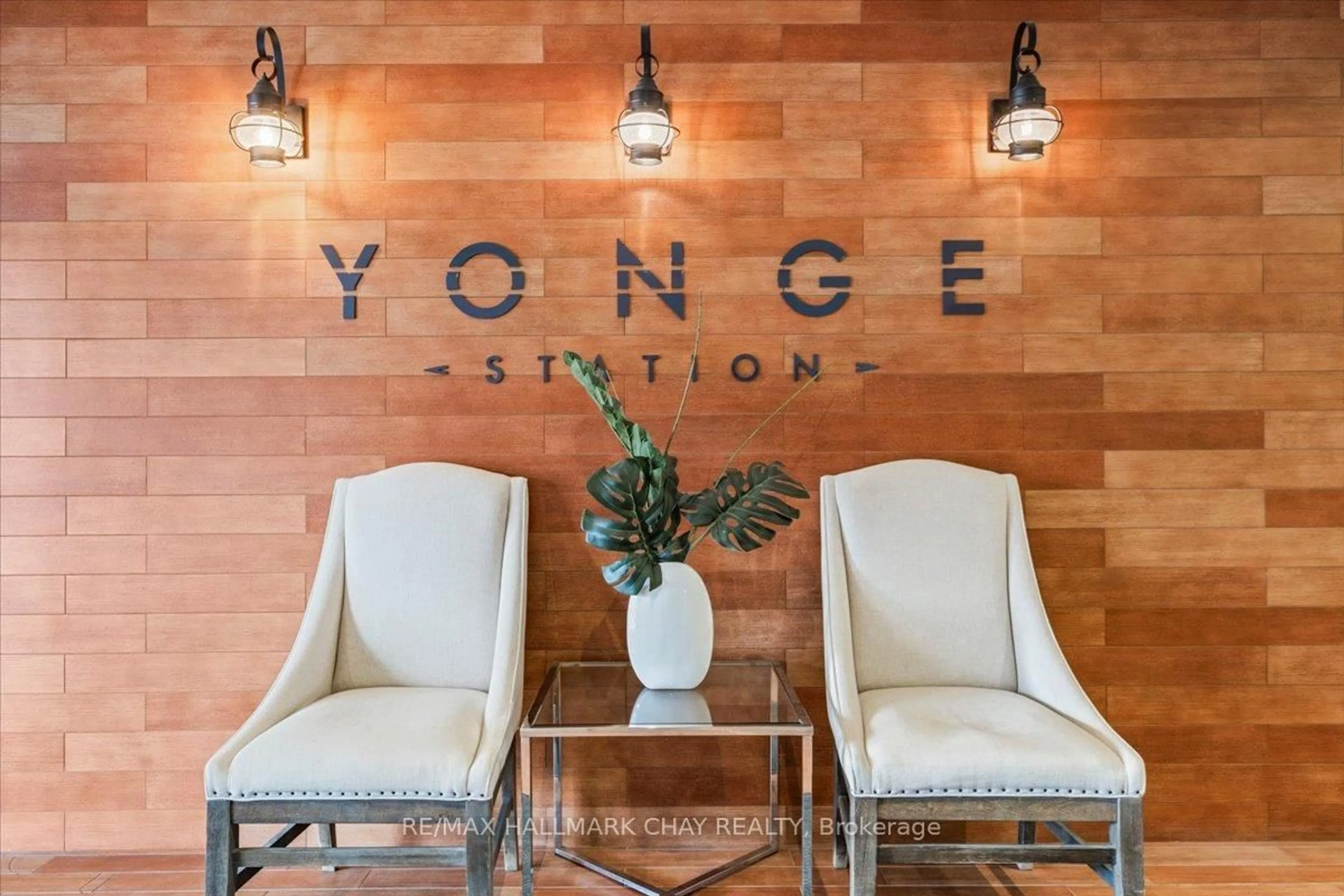 Indoor foyer for 720 Yonge St #306, Barrie Ontario L9J 0G9