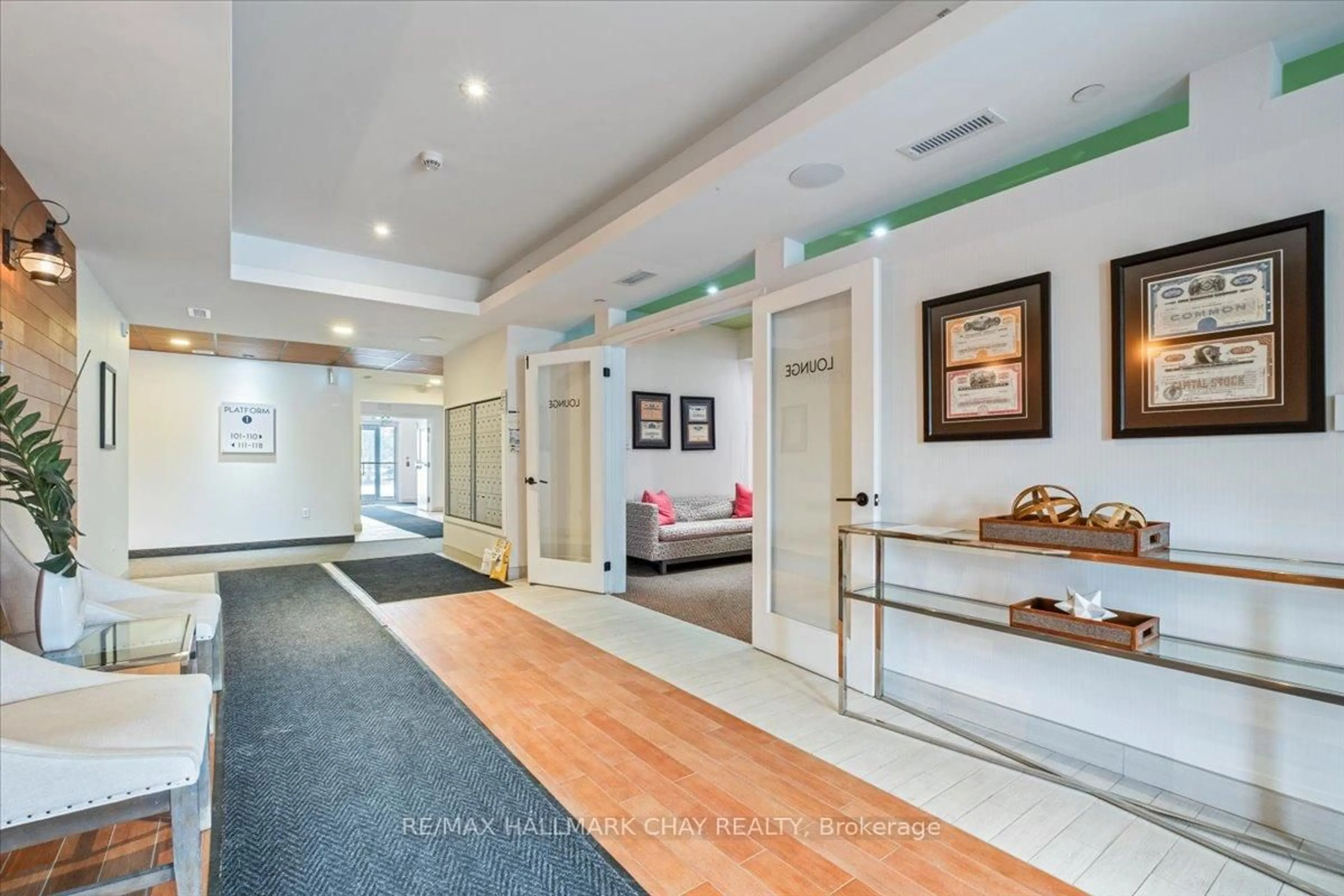 Indoor foyer for 720 Yonge St #306, Barrie Ontario L9J 0G9