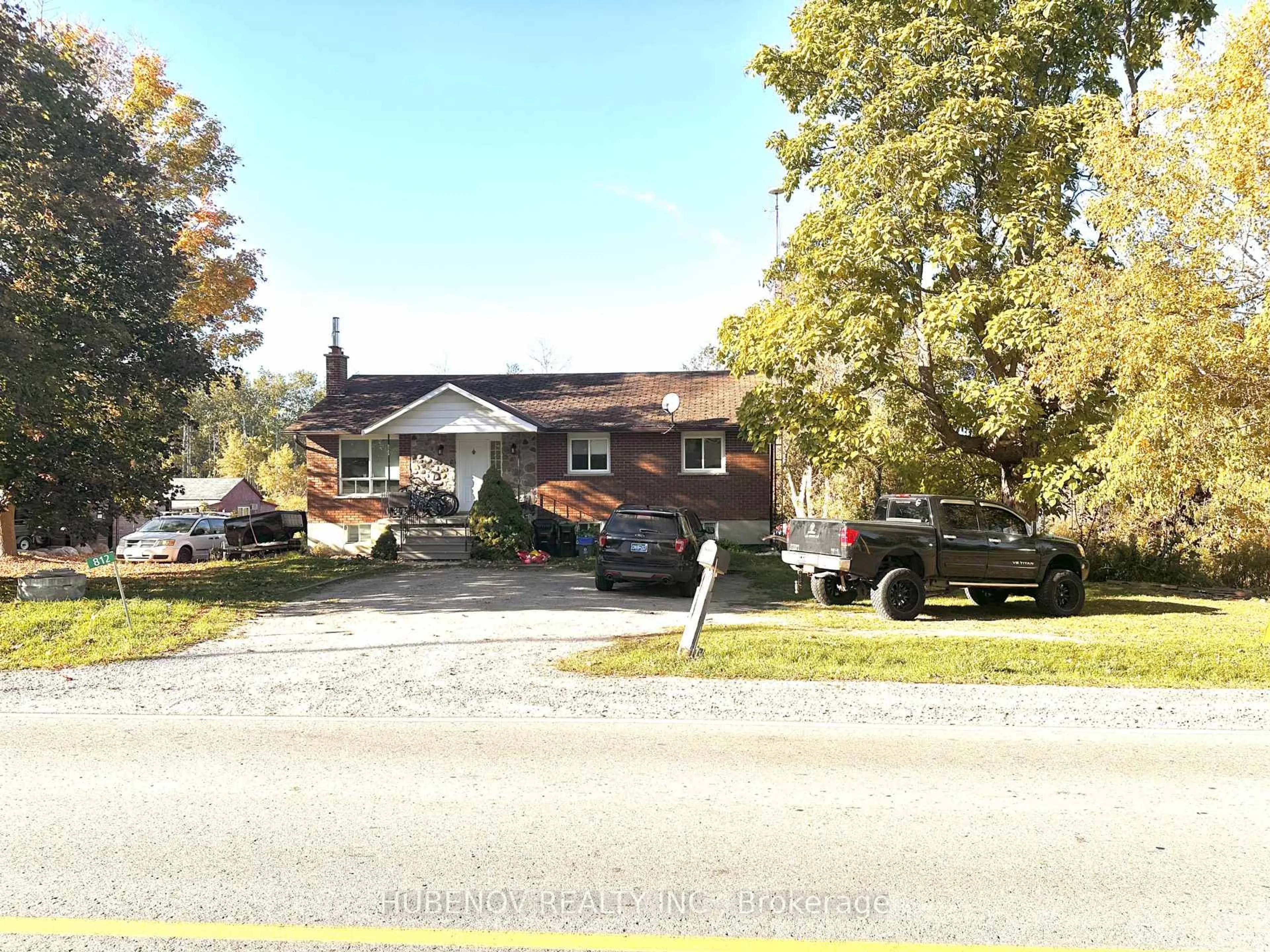 A pic from outside/outdoor area/front of a property/back of a property/a pic from drone, street for 812 Lockhart Rd, Barrie Ontario L9J 0B6