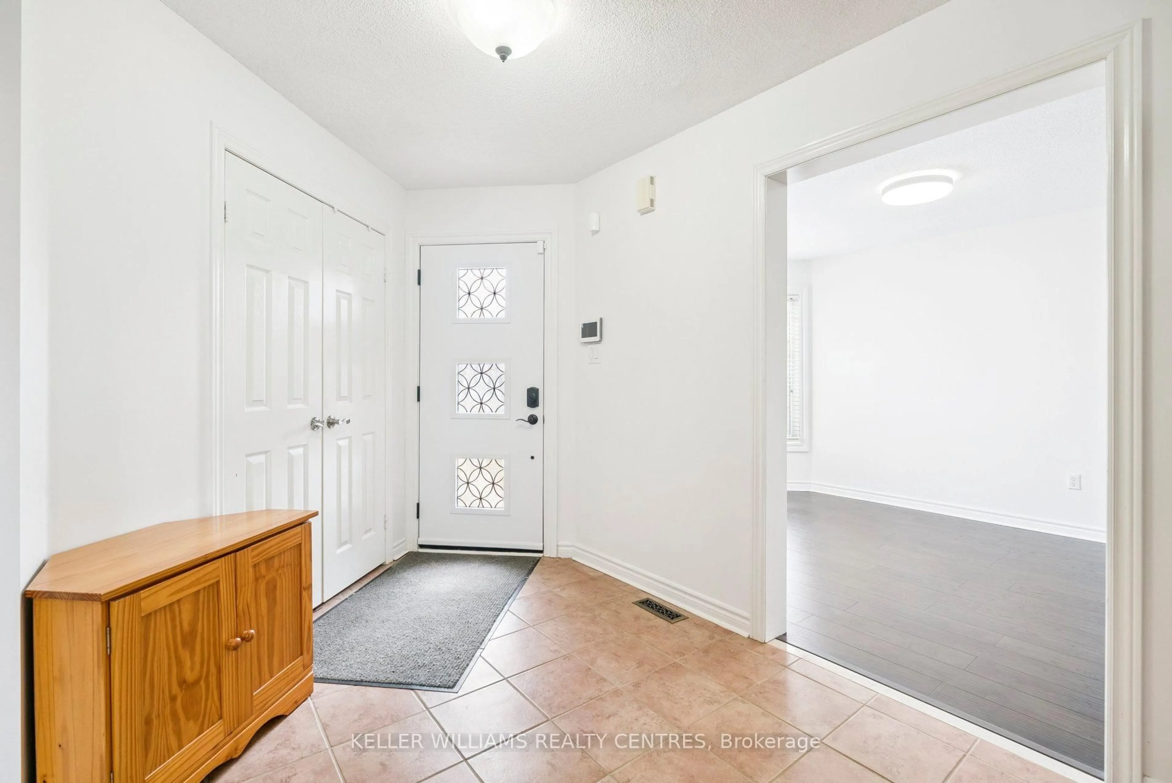 Indoor entryway for 78 Stephanie Lane, Barrie Ontario L4N 0V9