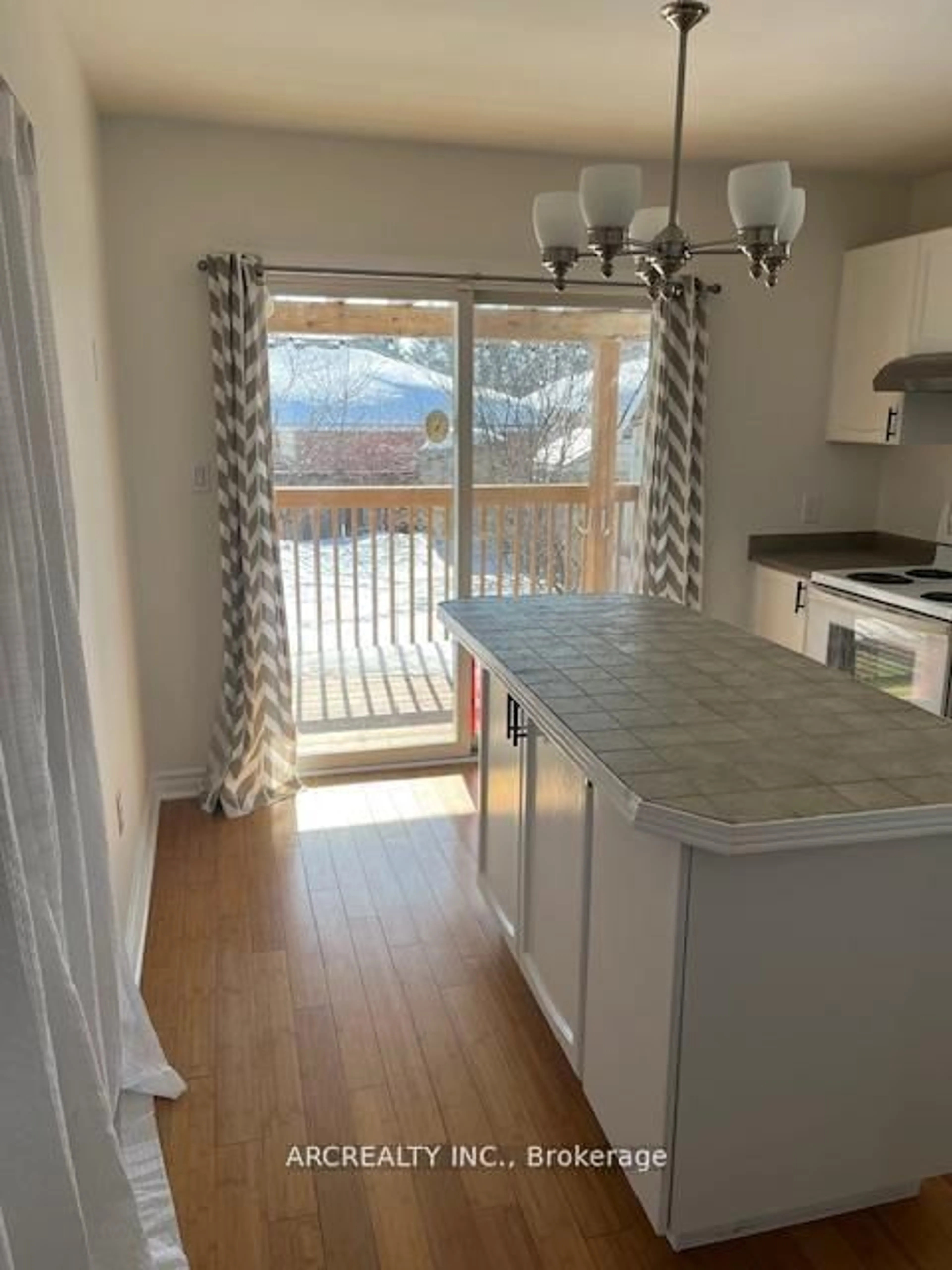 Open concept kitchen, wood/laminate floor for 41 Canary Reed Crt, Barrie Ontario L4N 8S1