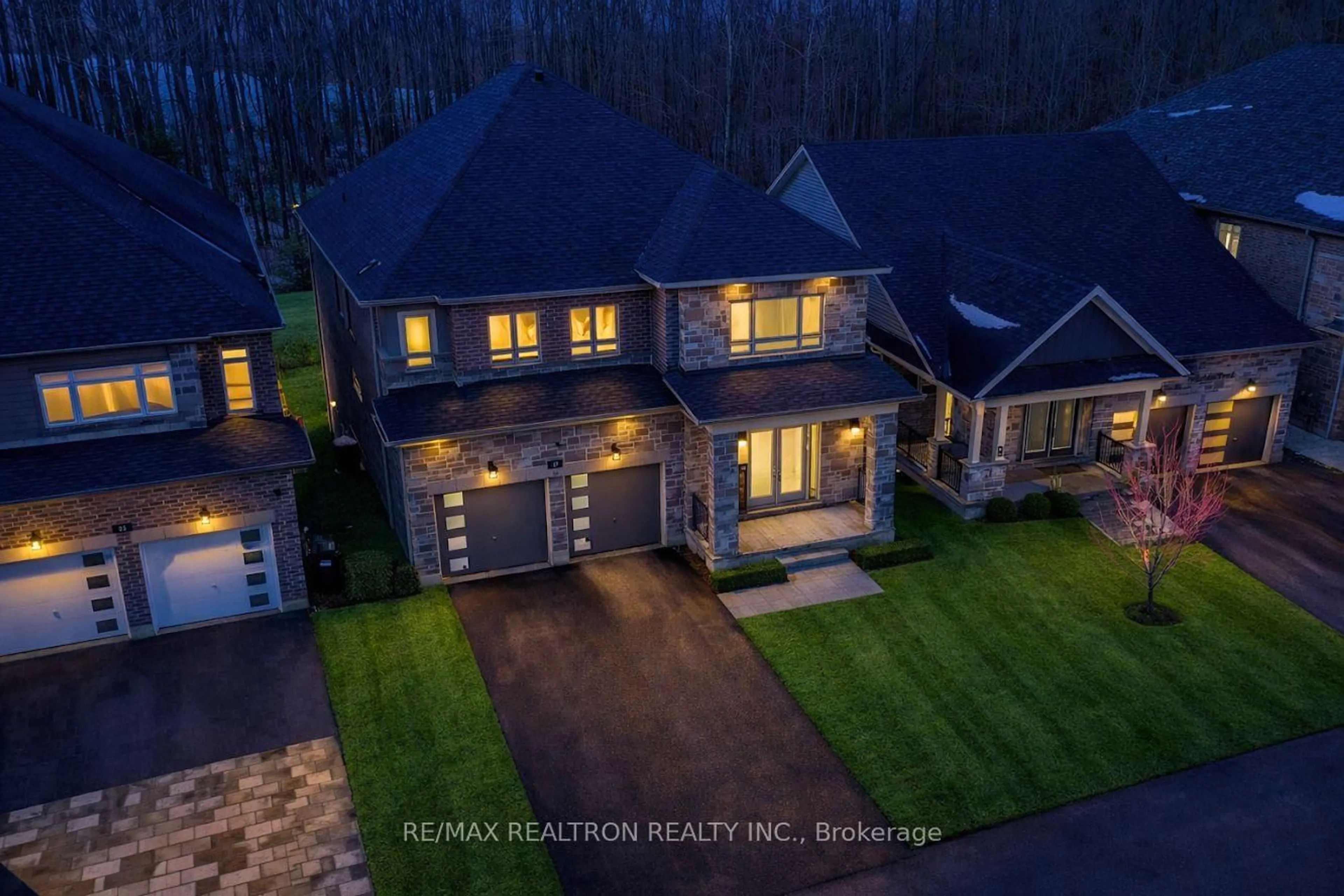 A pic from outside/outdoor area/front of a property/back of a property/a pic from drone, street for 27 Franklin Tr, Barrie Ontario L9J 0J1