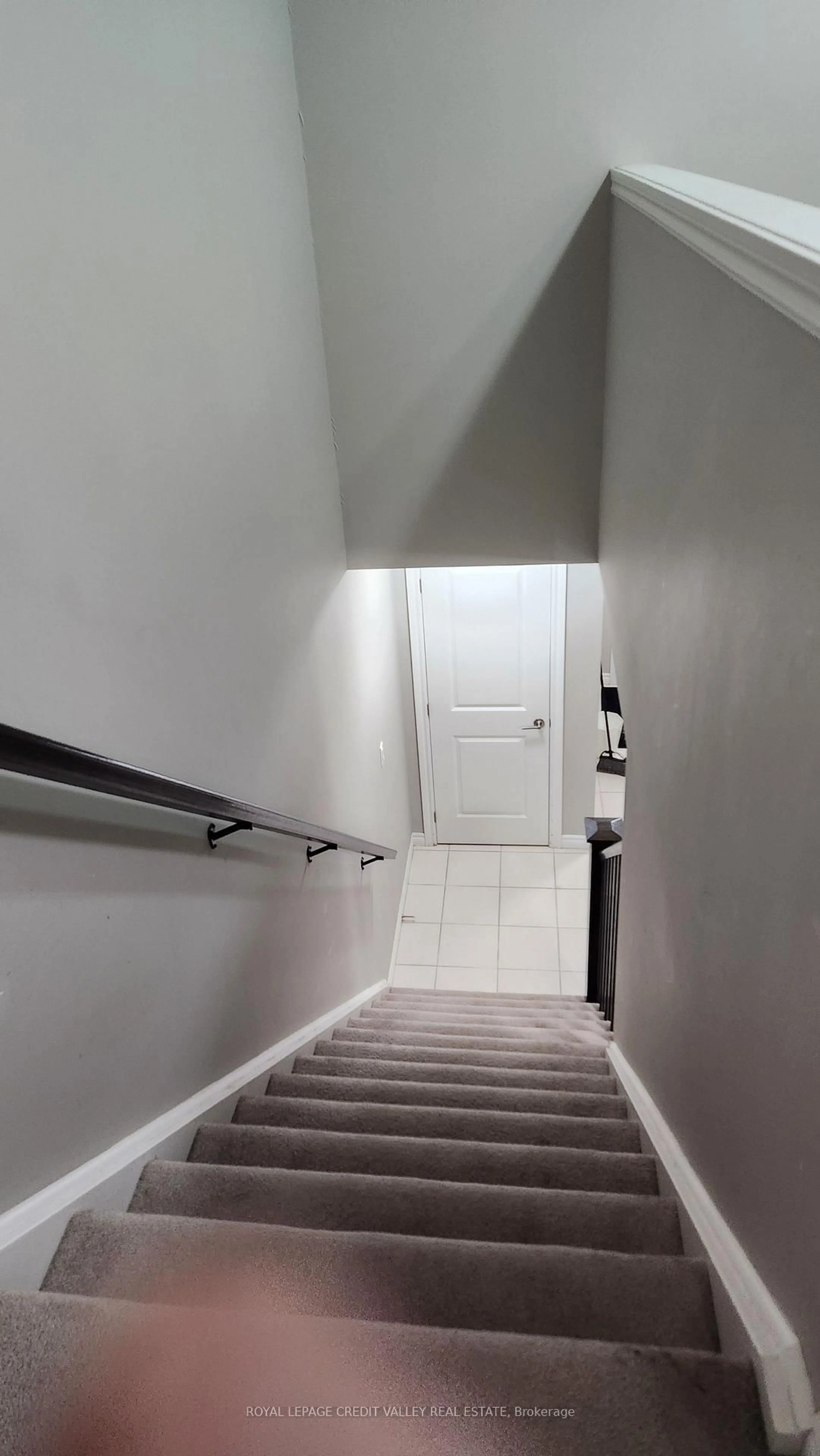 Stairs for 984 Wright Dr, Midland Ontario L4R 0E4