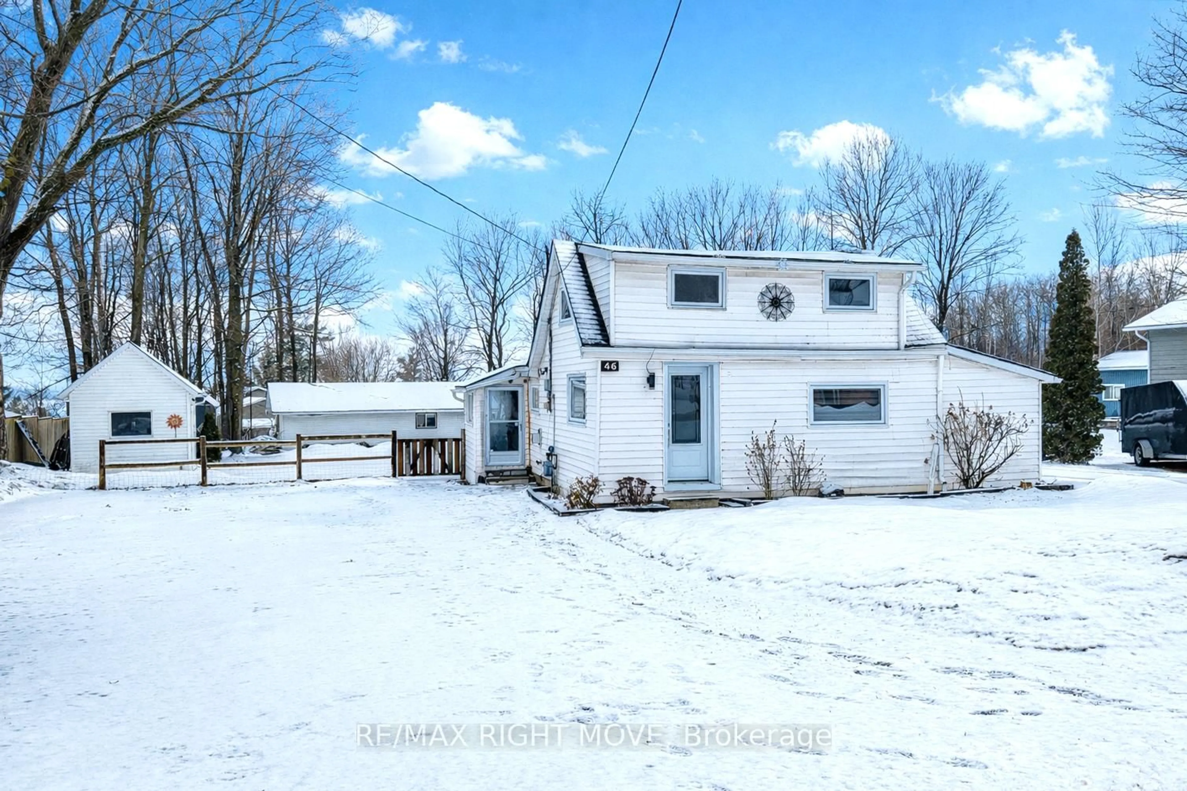 A pic from outside/outdoor area/front of a property/back of a property/a pic from drone, street for 46 Osborne St, Tay Ontario L0K 2A0