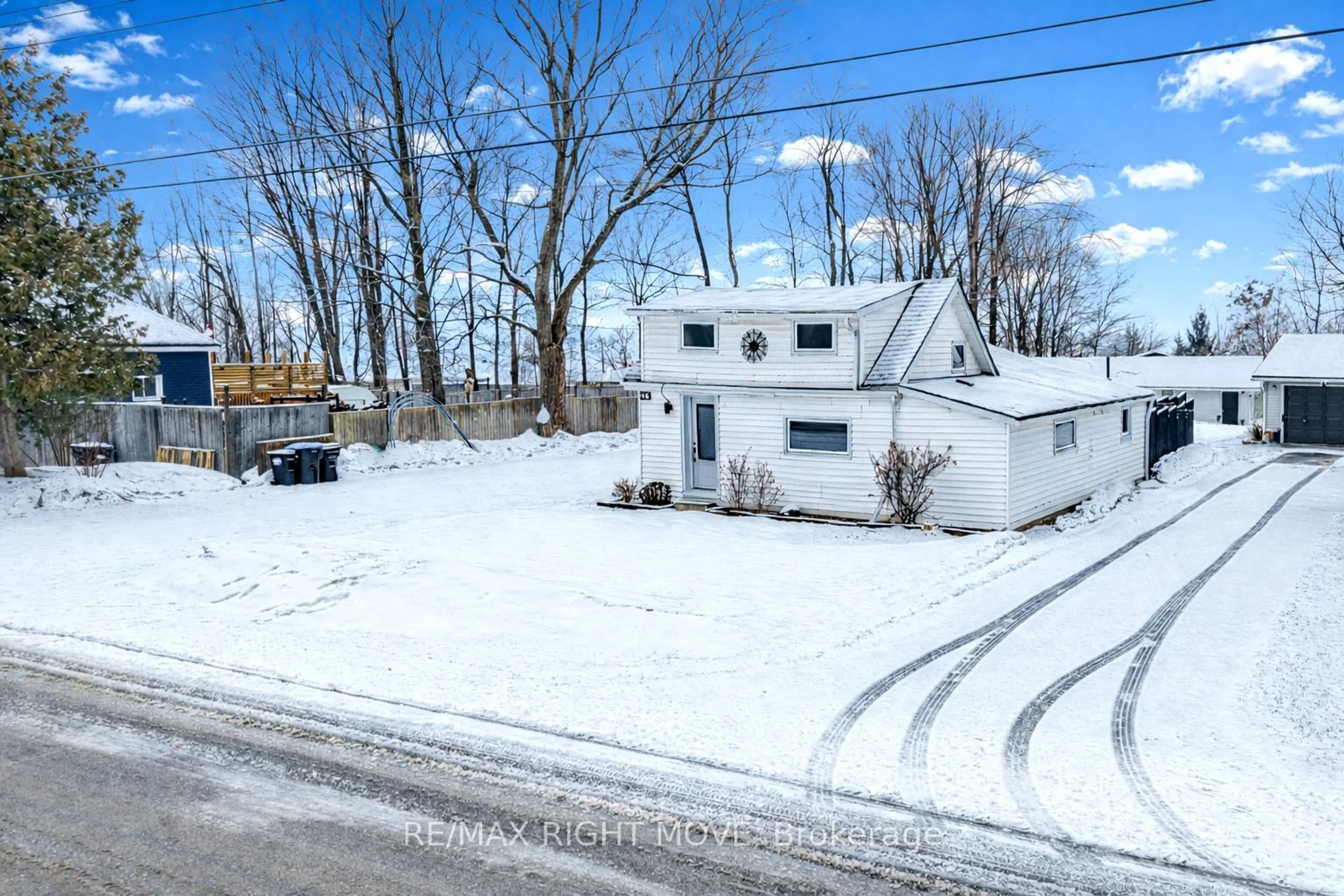 A pic from outside/outdoor area/front of a property/back of a property/a pic from drone, street for 46 Osborne St, Tay Ontario L0K 2A0