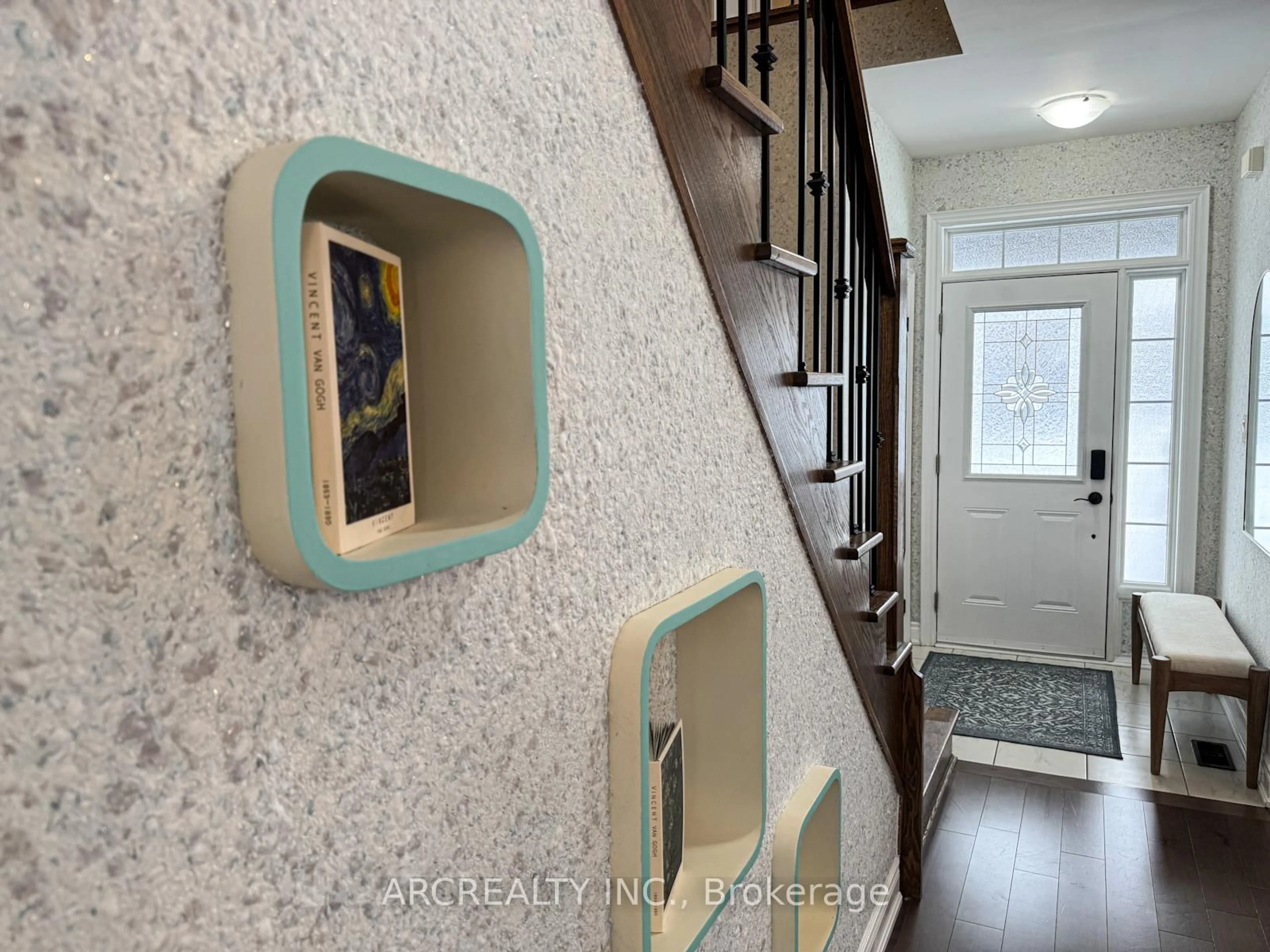 Indoor entryway for 51 Landscape Dr, Oro-Medonte Ontario L0L 2L0