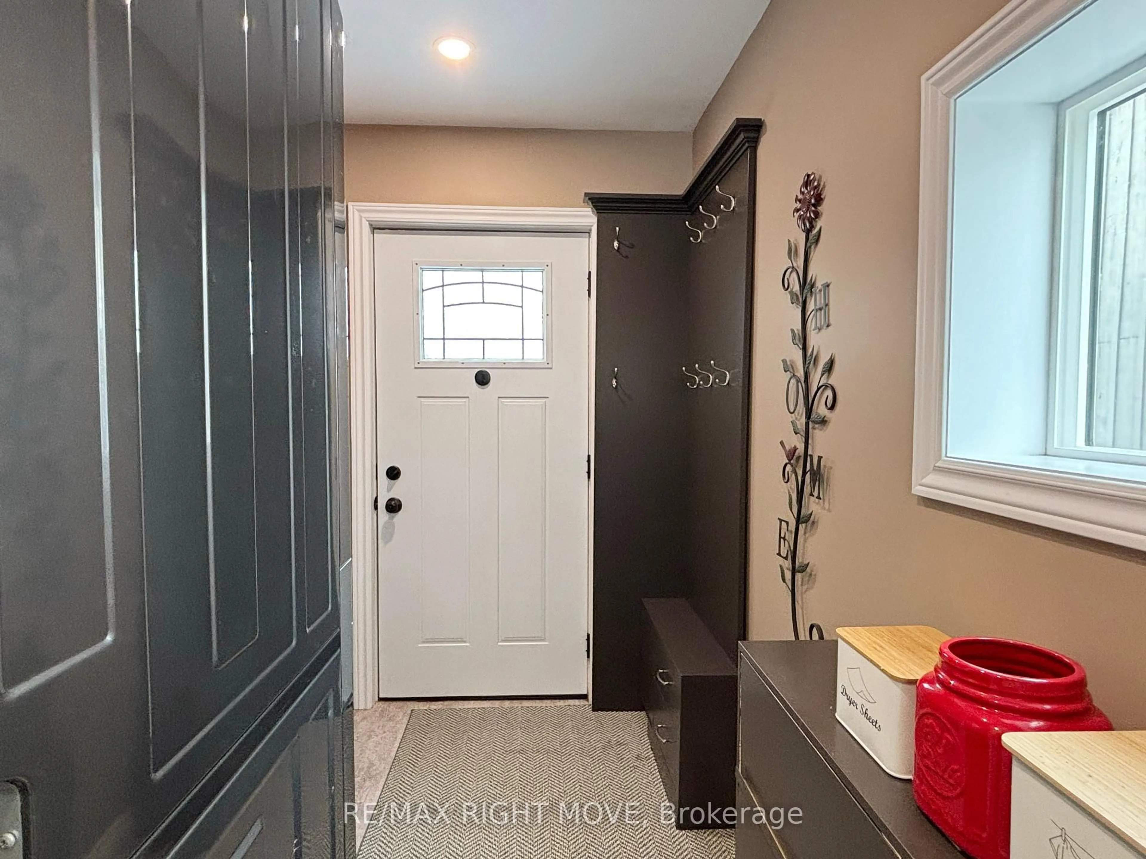 Indoor entryway for 107 Jarvis St, Orillia Ontario L3V 2A4