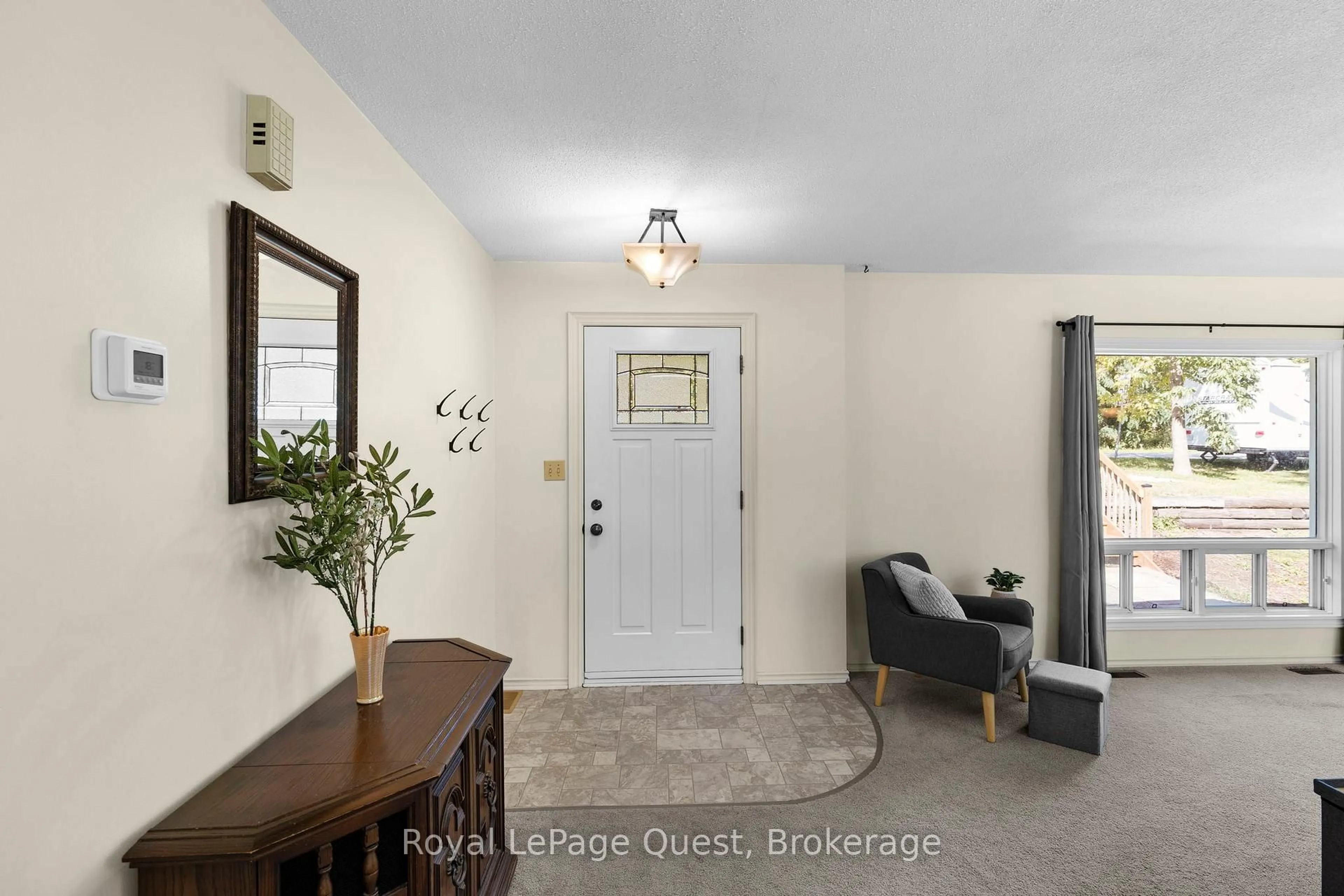 Indoor entryway for 4297 Huronia Rd, Severn Ontario L3V 0G6