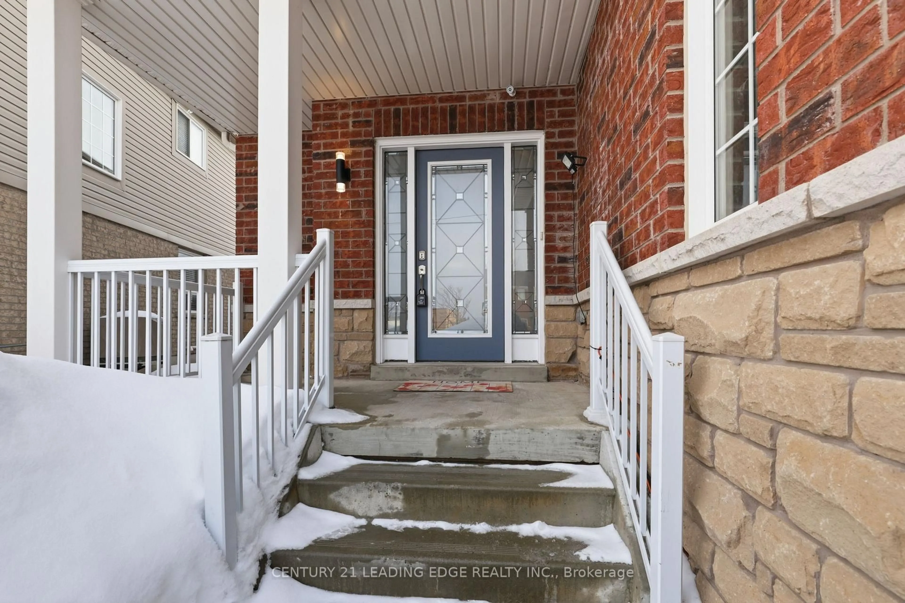 Indoor entryway for 101 Monarchy St, Barrie Ontario L4M 0E1
