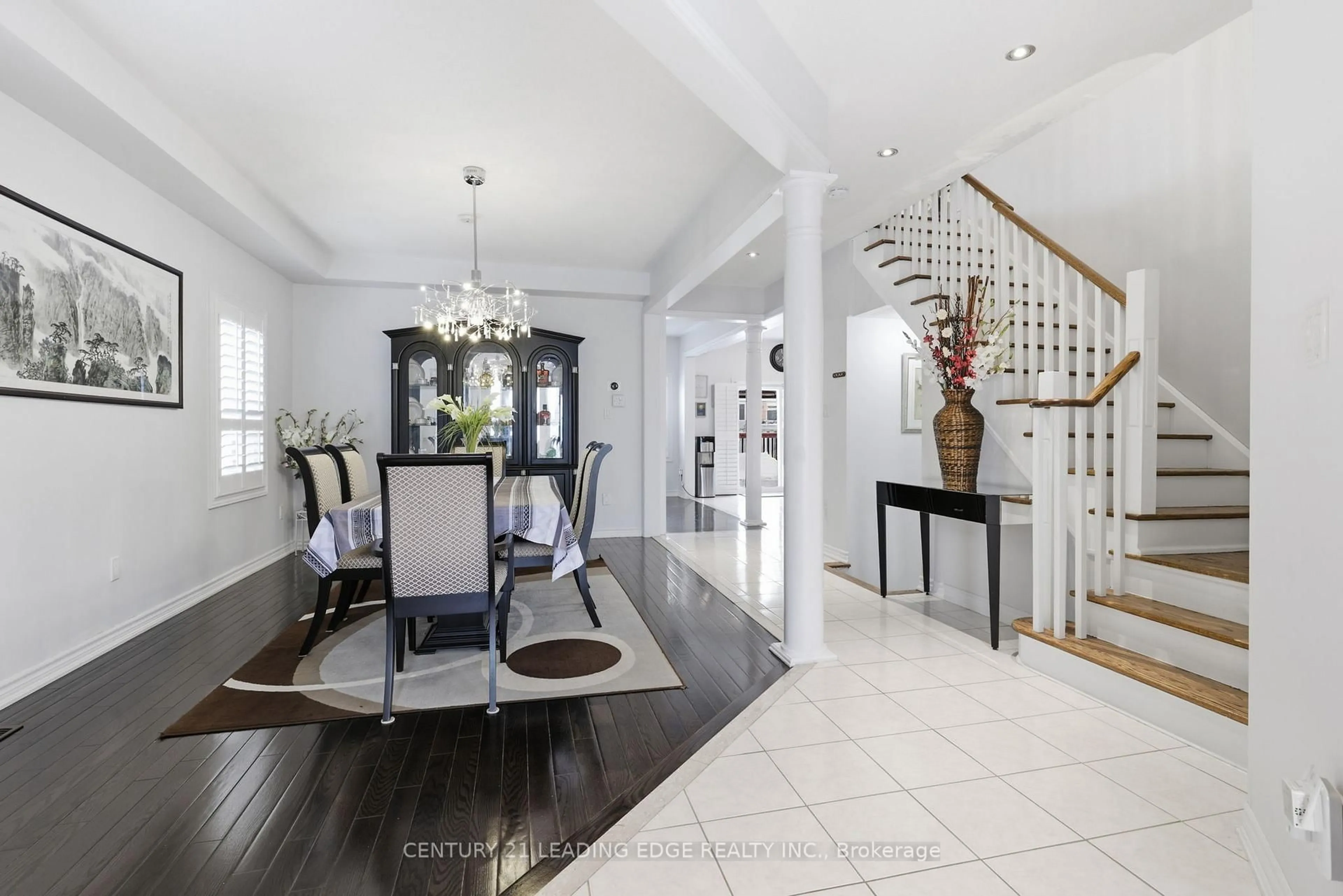 Indoor entryway for 101 Monarchy St, Barrie Ontario L4M 0E1