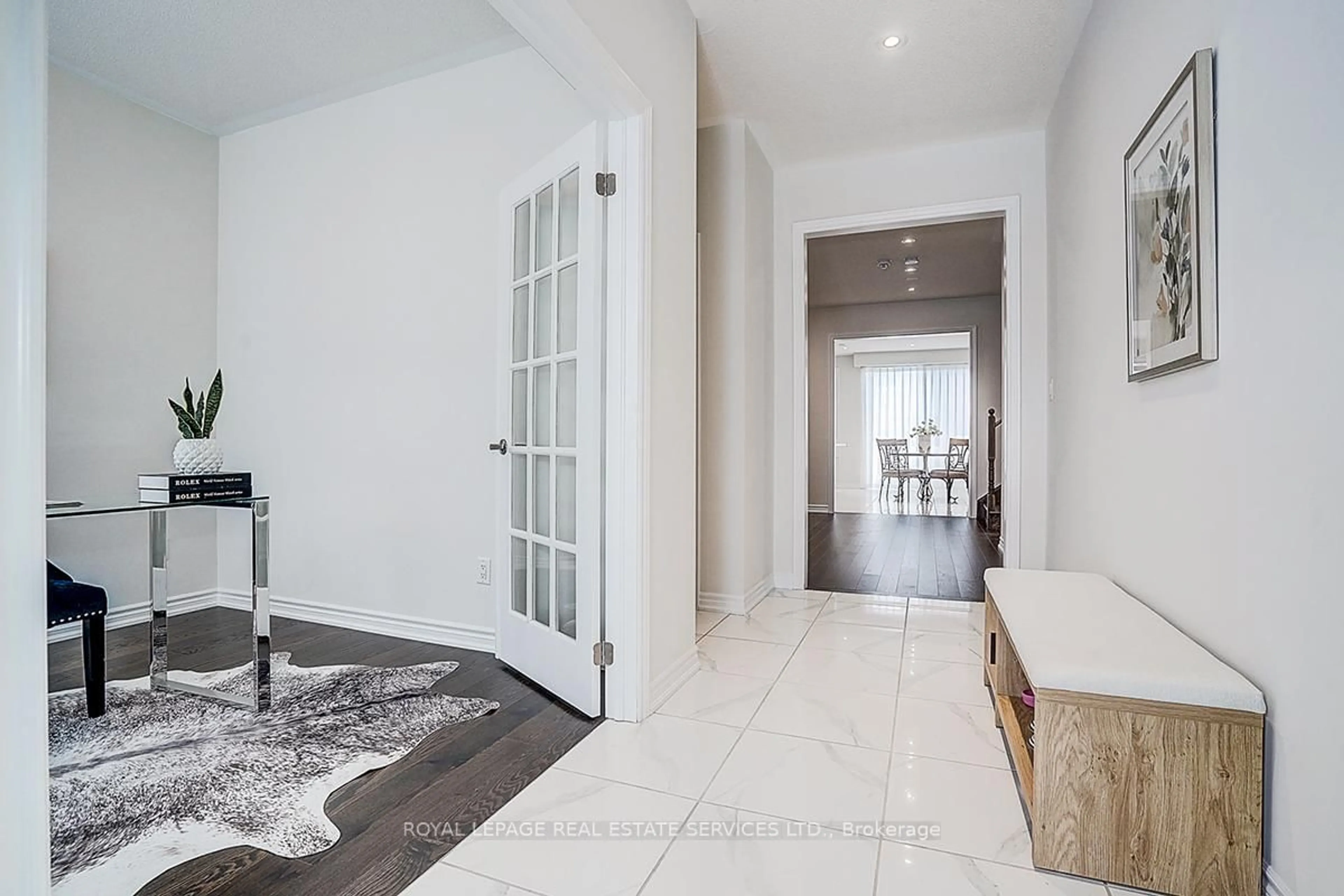 Indoor entryway for 51 Nicort Rd, Wasaga Beach Ontario L9Z 0N4