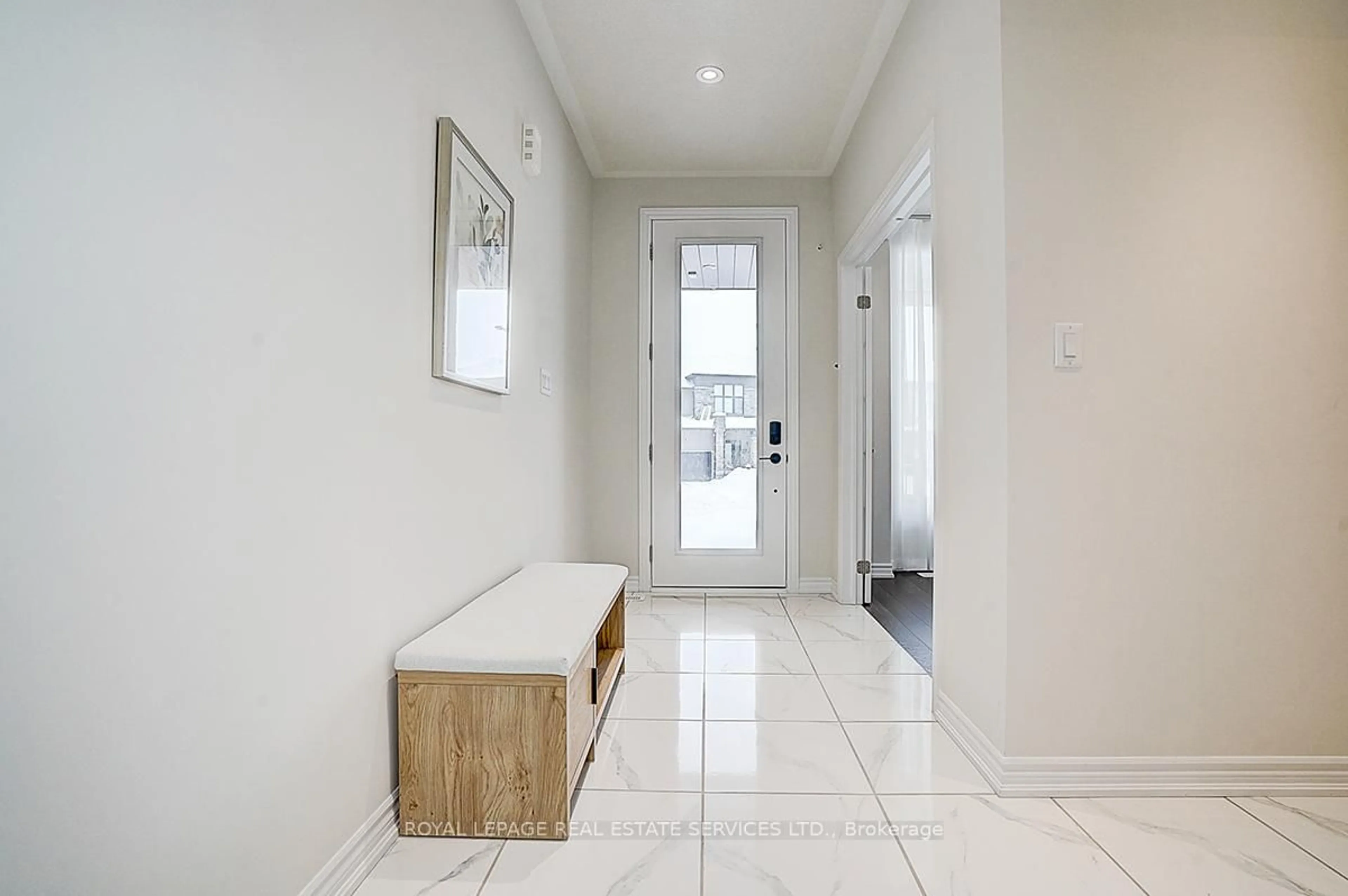 Indoor entryway for 51 Nicort Rd, Wasaga Beach Ontario L9Z 0N4