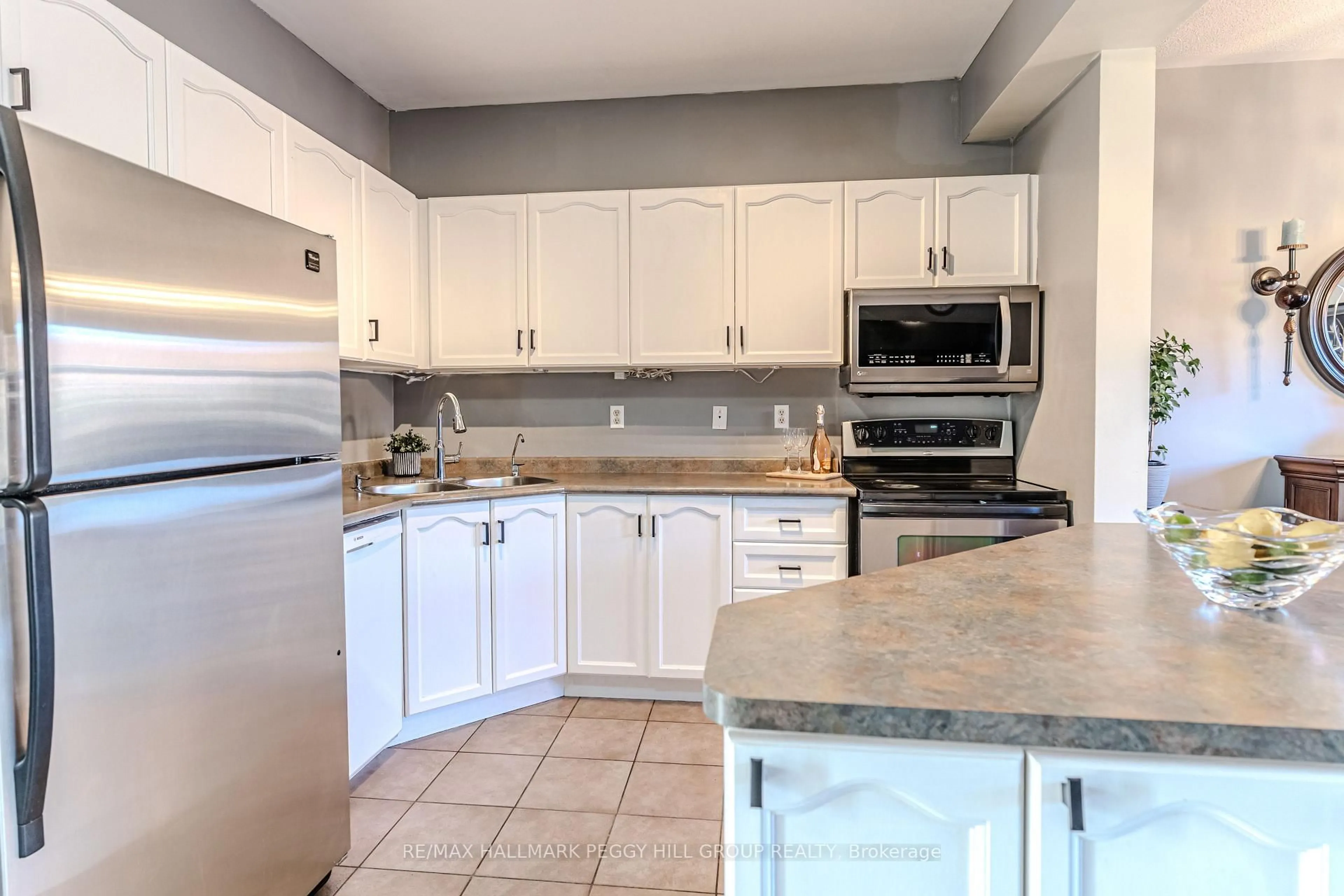 Standard kitchen, ceramic/tile floor for 17 Bruce Cres, Barrie Ontario L4N 8T8