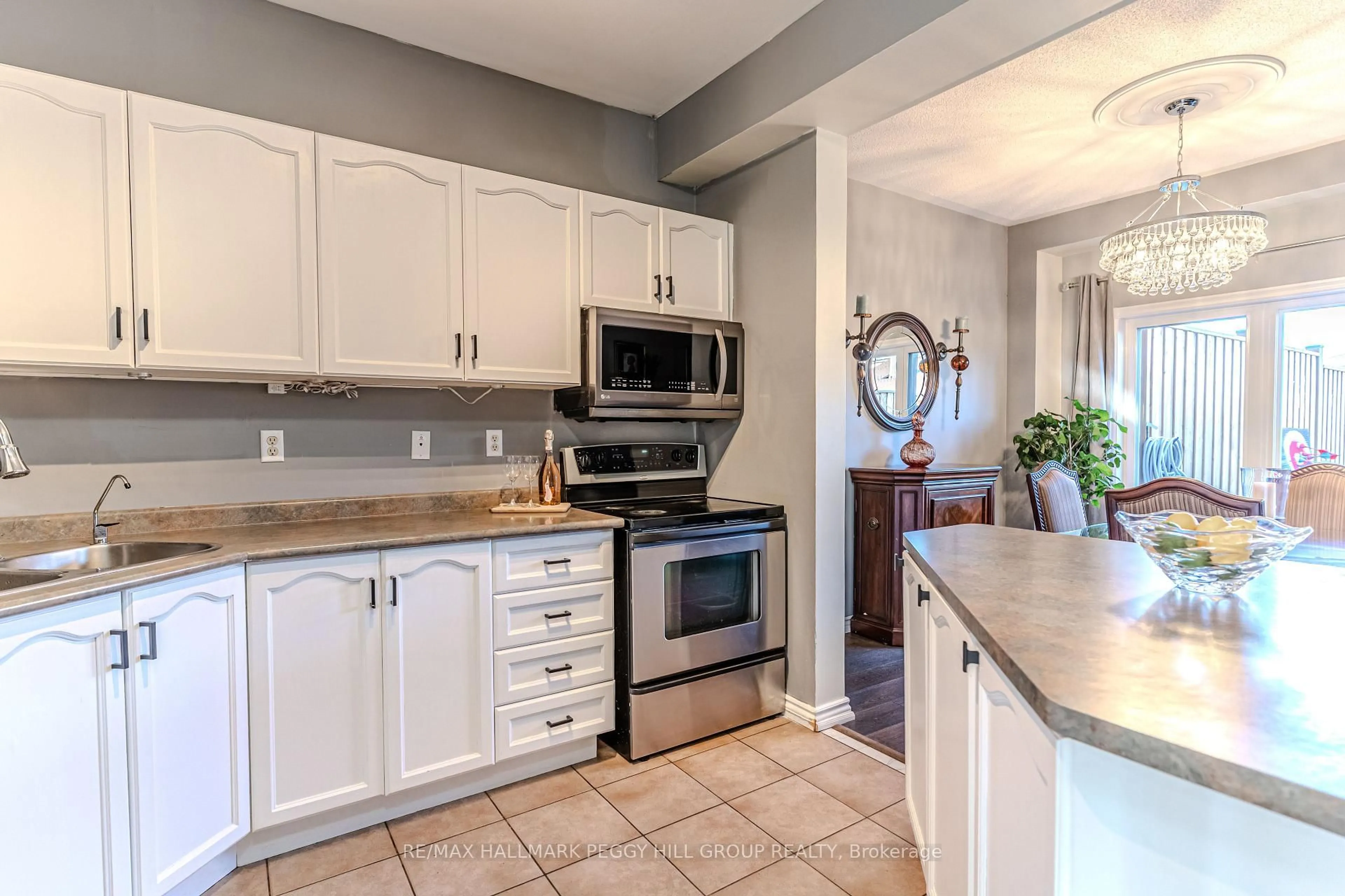 Open concept kitchen, ceramic/tile floor for 17 Bruce Cres, Barrie Ontario L4N 8T8