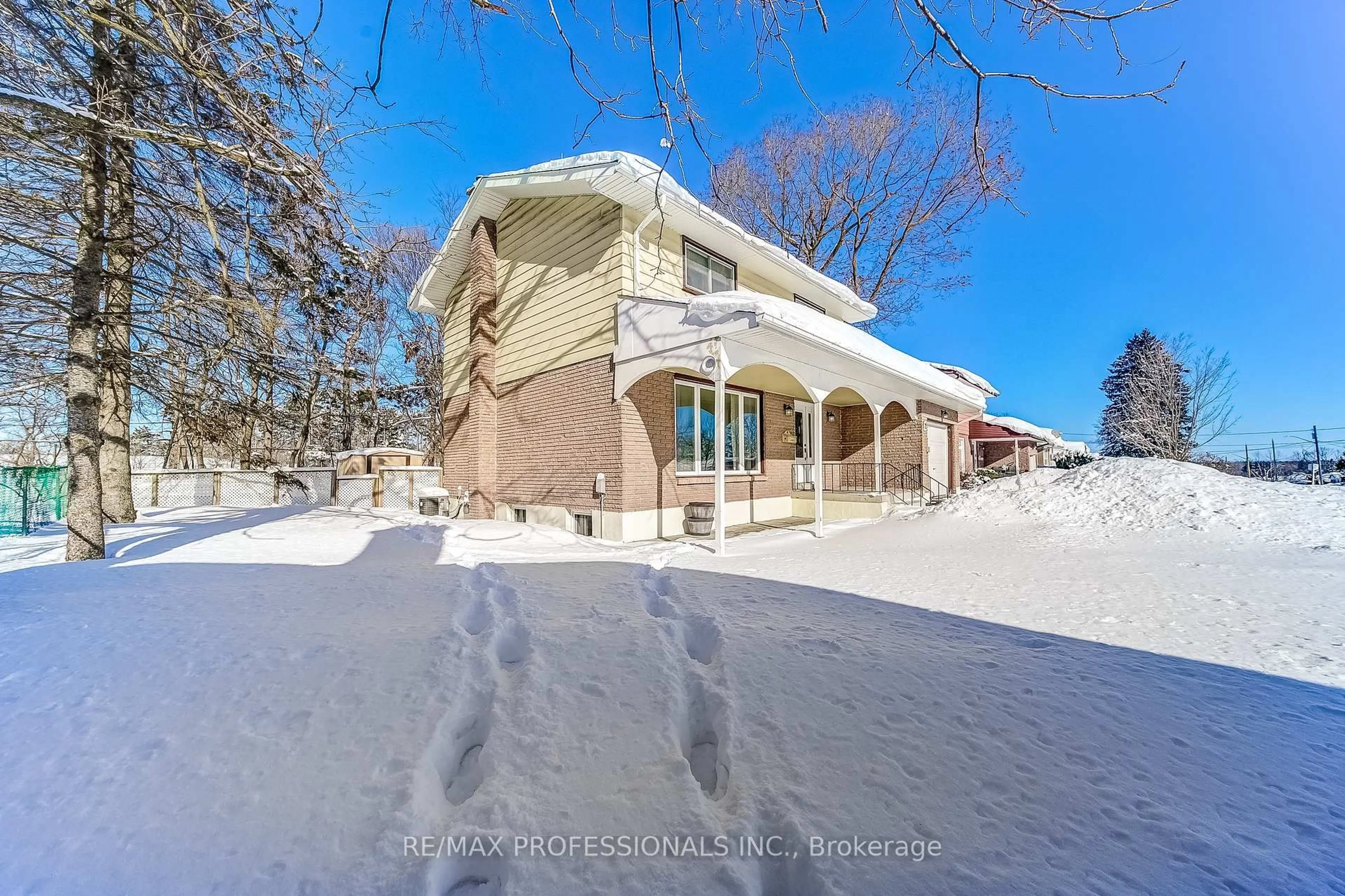 A pic from outside/outdoor area/front of a property/back of a property/a pic from drone, unknown for 2 Agnes St, Barrie Ontario L4M 2S2