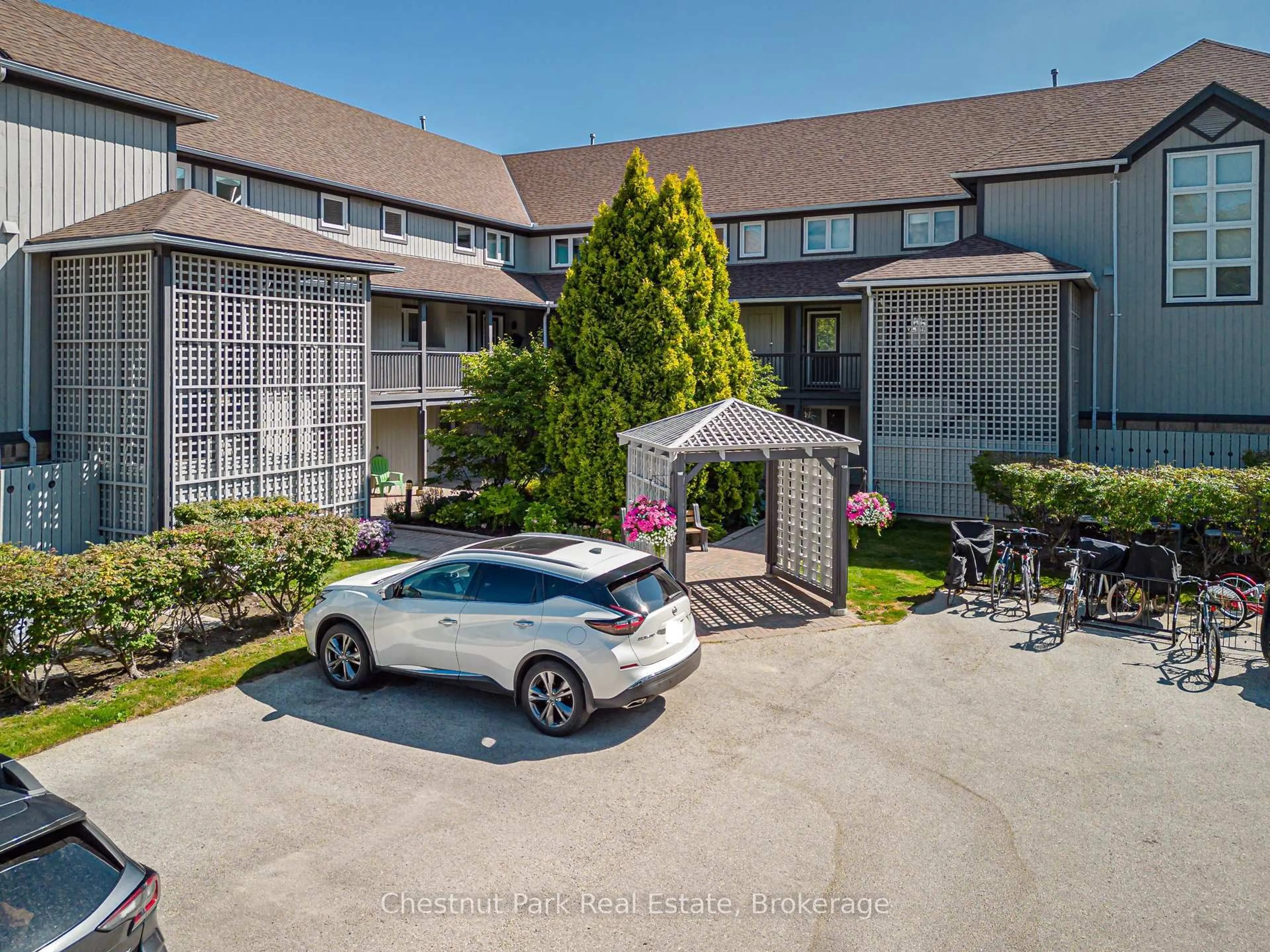 A pic from outside/outdoor area/front of a property/back of a property/a pic from drone, street for 701 Johnston Park Ave, Collingwood Ontario L9Y 5C7