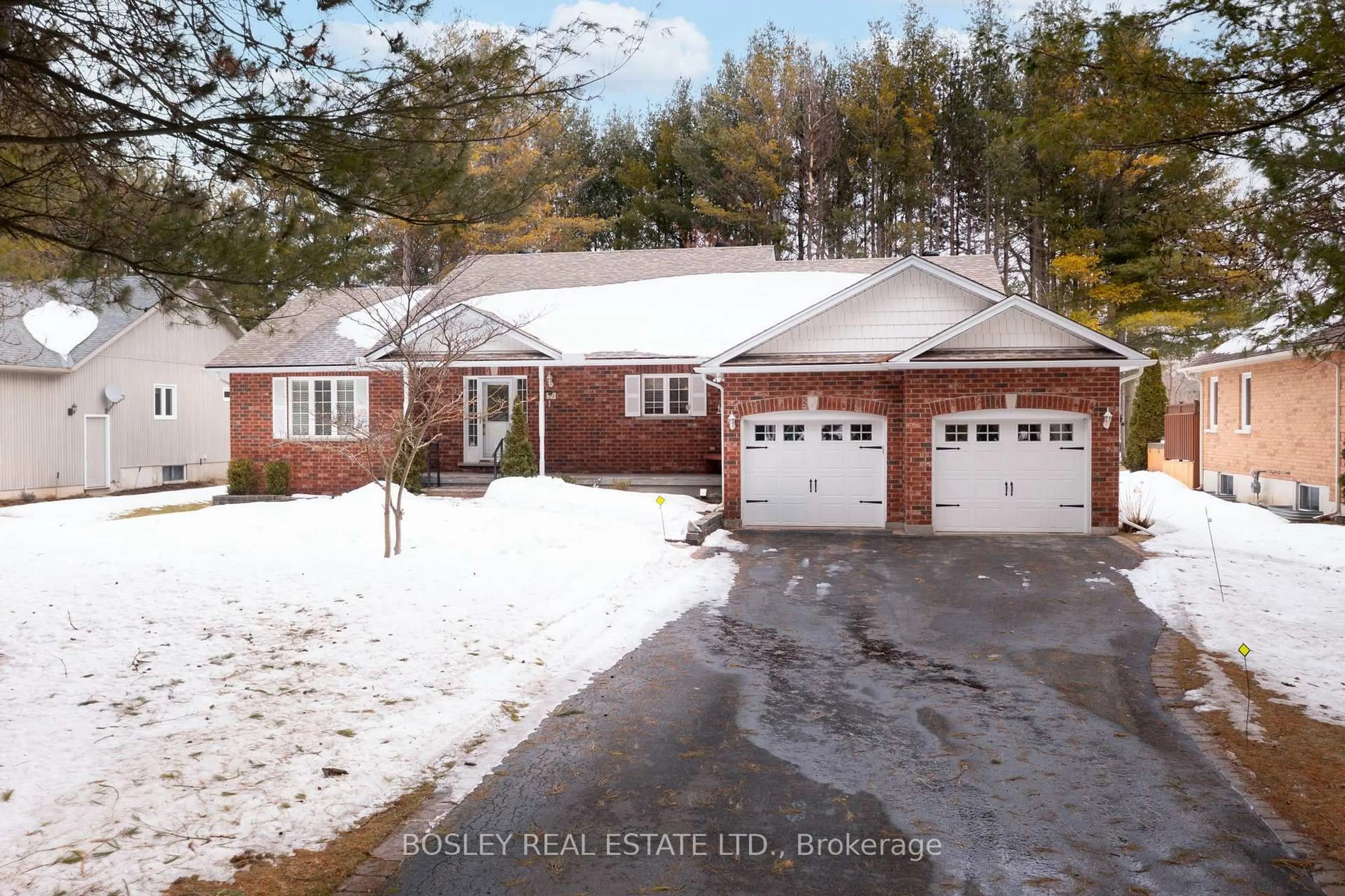 A pic from outside/outdoor area/front of a property/back of a property/a pic from drone, street for 39 Martyn Dr, Wasaga Beach Ontario L9Z 1N6