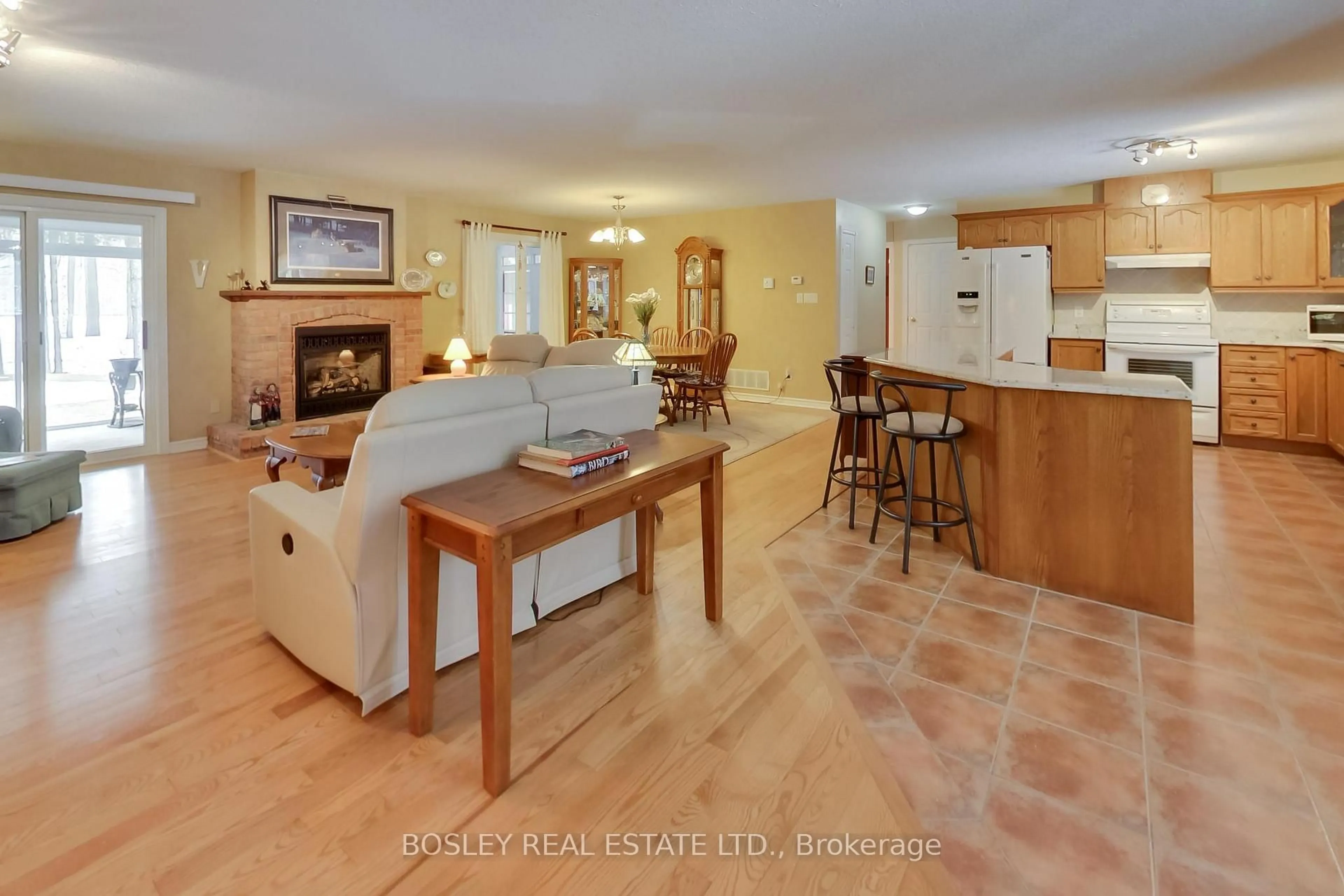 Open concept kitchen, ceramic/tile floor for 39 Martyn Dr, Wasaga Beach Ontario L9Z 1N6