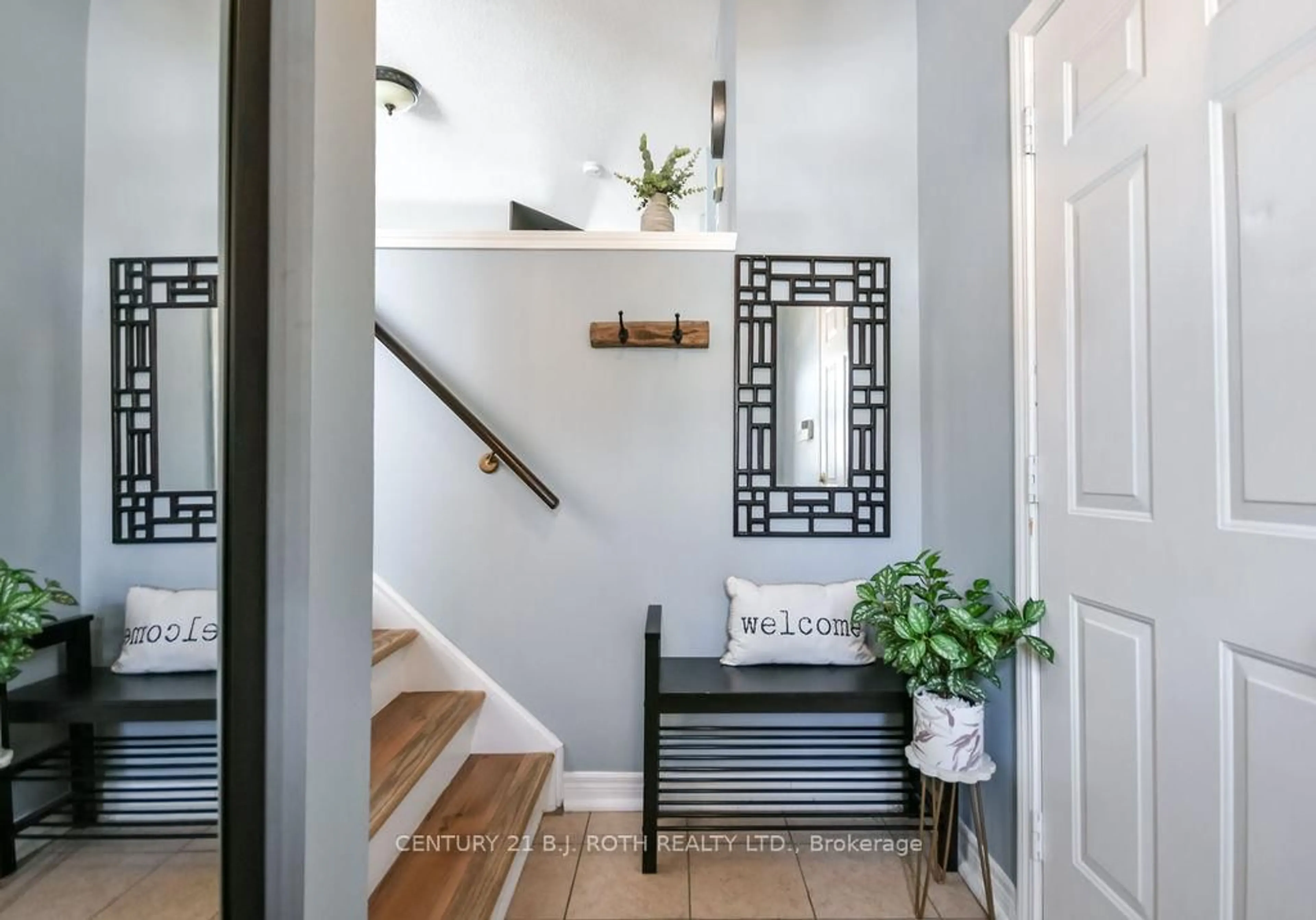 Indoor entryway for 35 HAWTHORNE Cres, Barrie Ontario L4N 9Y7