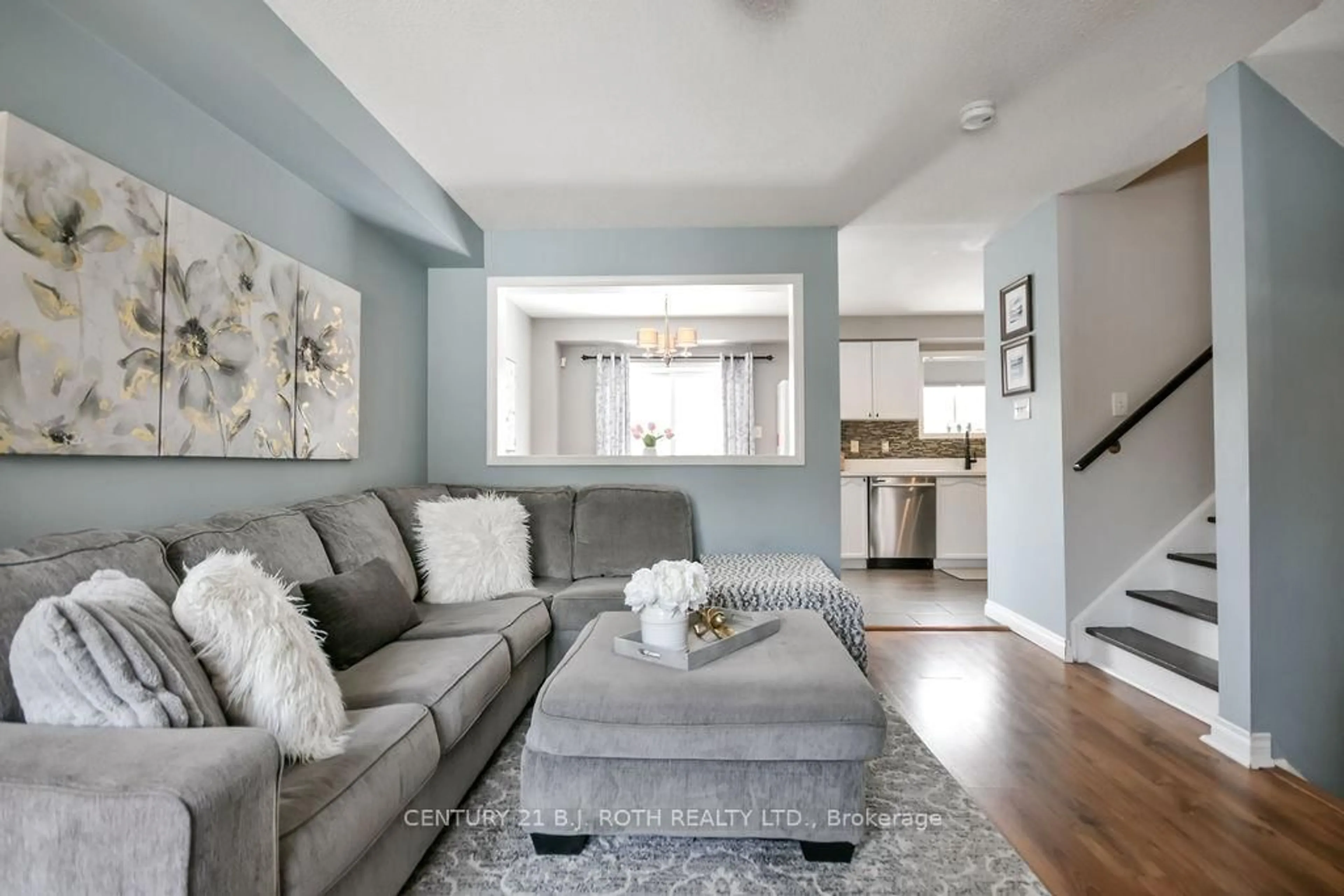 Living room with furniture, unknown for 35 HAWTHORNE Cres, Barrie Ontario L4N 9Y7