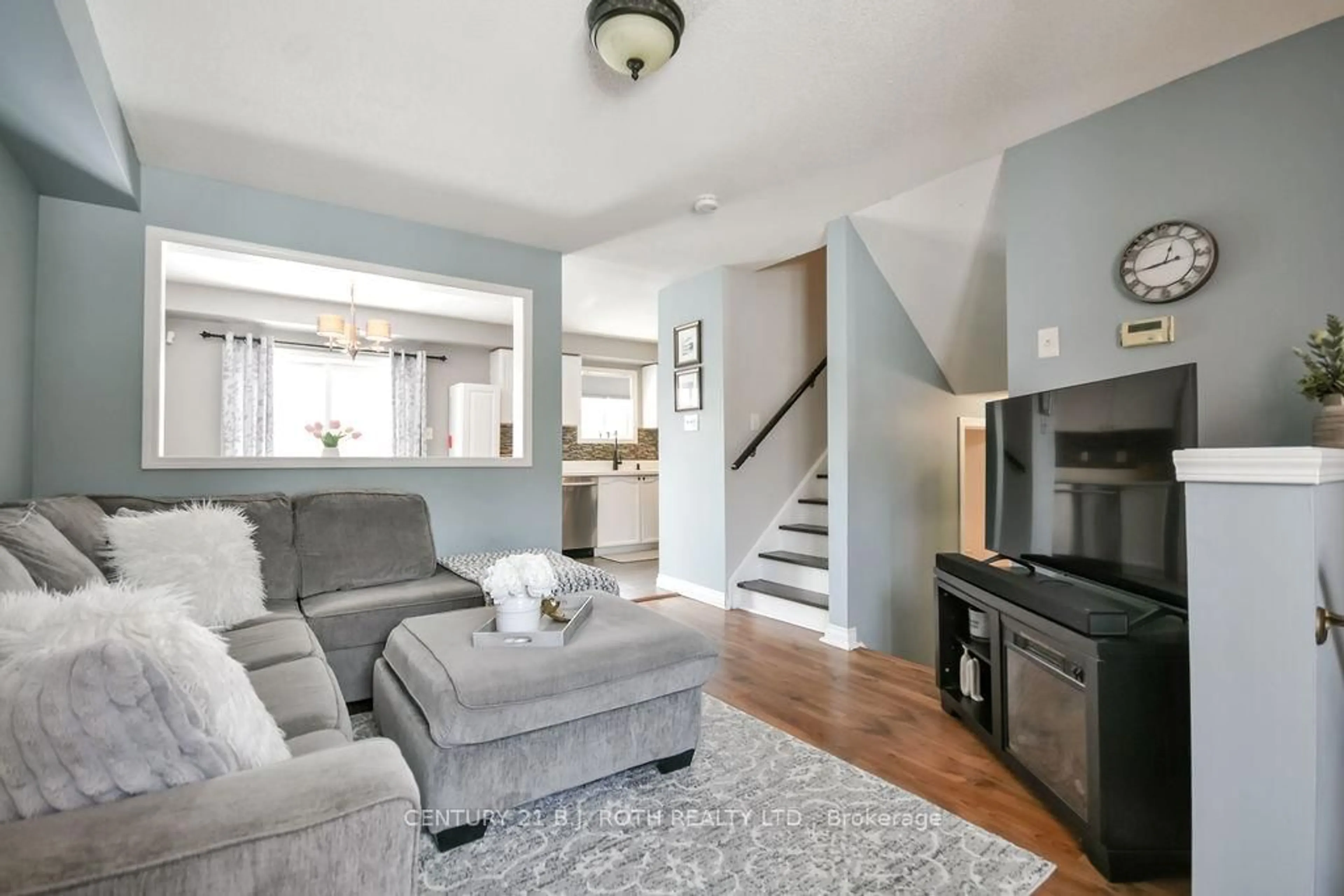 Living room with furniture, unknown for 35 HAWTHORNE Cres, Barrie Ontario L4N 9Y7