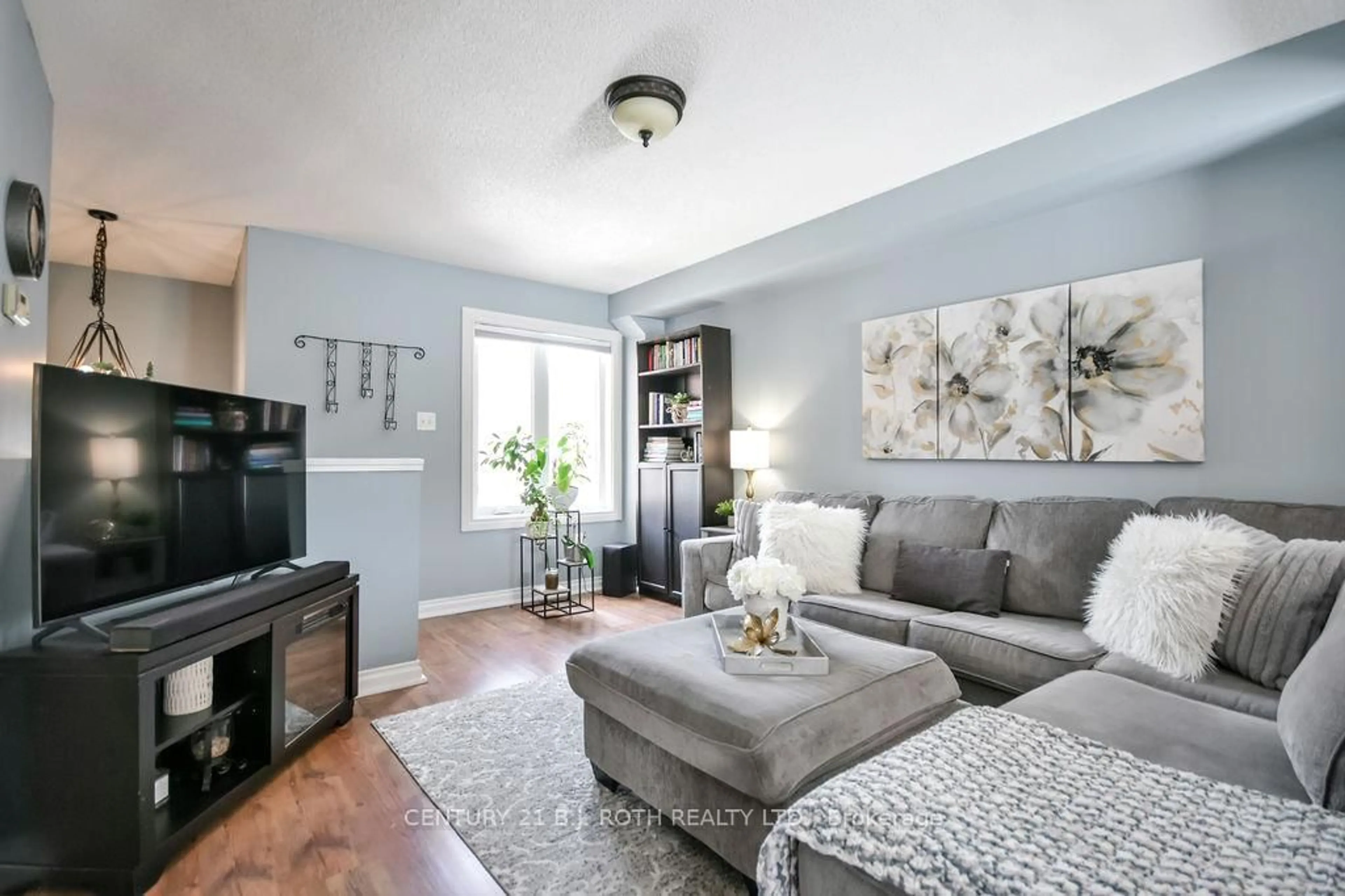 Living room with furniture, unknown for 35 HAWTHORNE Cres, Barrie Ontario L4N 9Y7