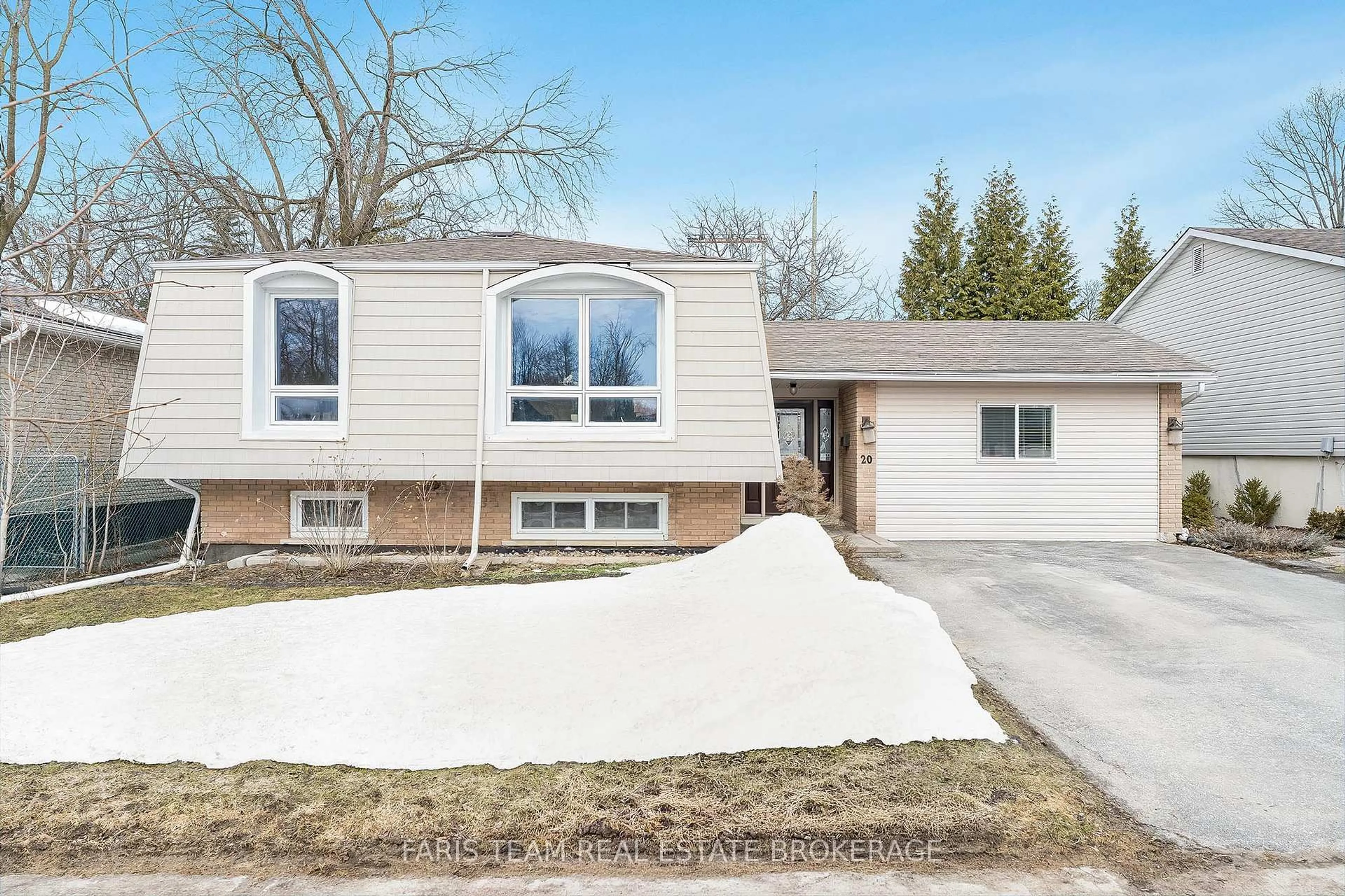 Home with vinyl exterior material, street for 20 Indian Arrow Rd, Barrie Ontario L4M 5G3