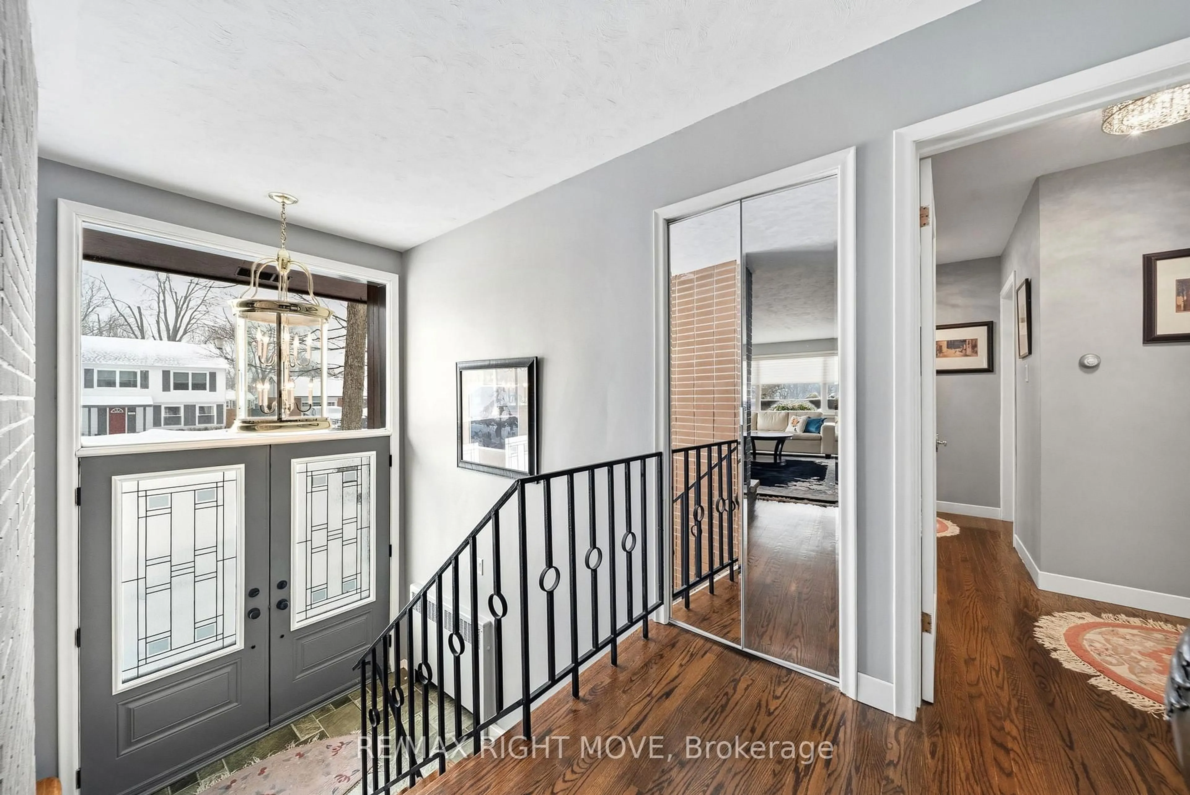 Indoor entryway for 220 Belmoral Dr, Orillia Ontario L3V 5R1