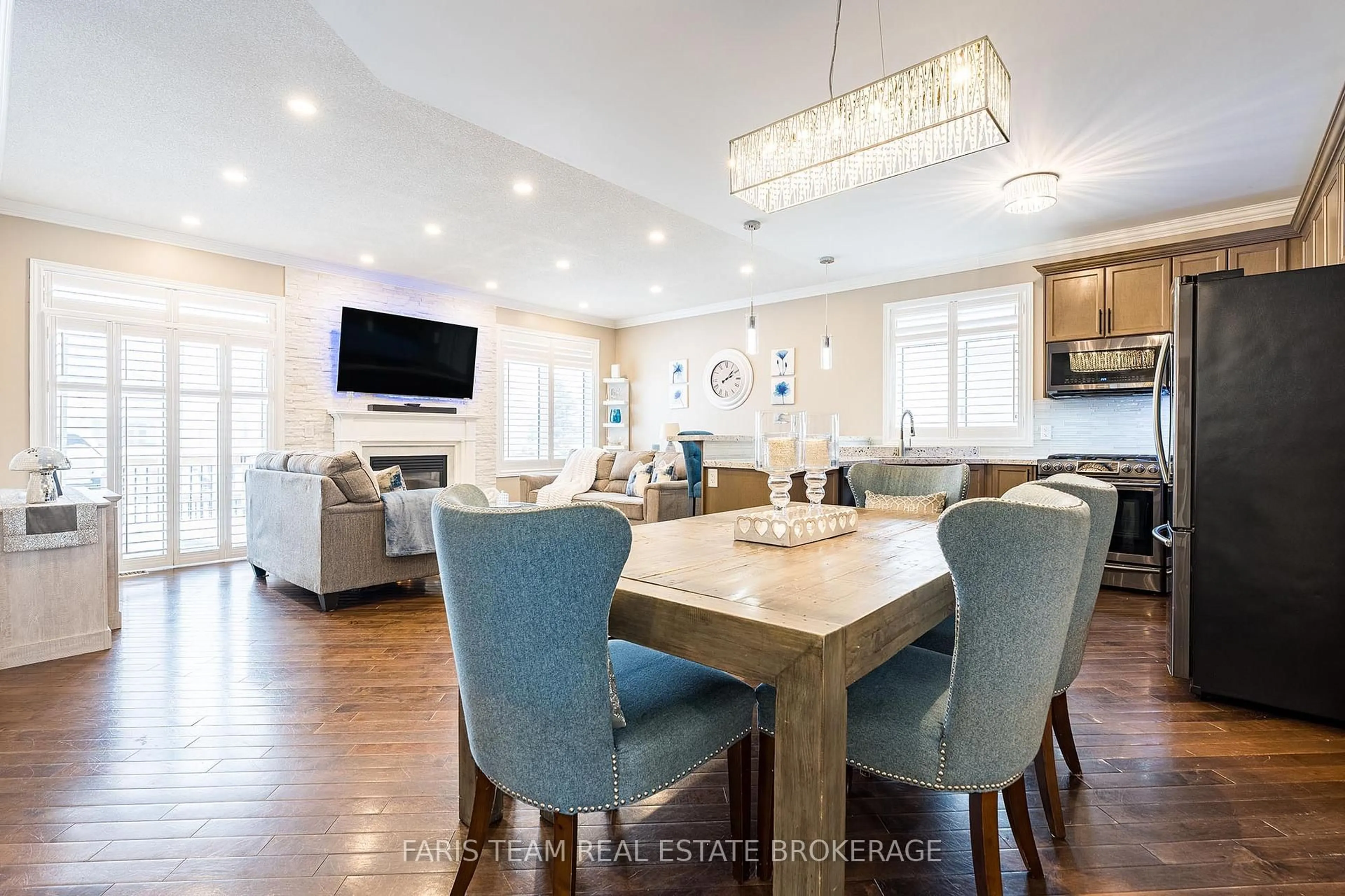 Open concept kitchen, wood/laminate floor for 9 Broadpoint St, Wasaga Beach Ontario L9Z 3B8