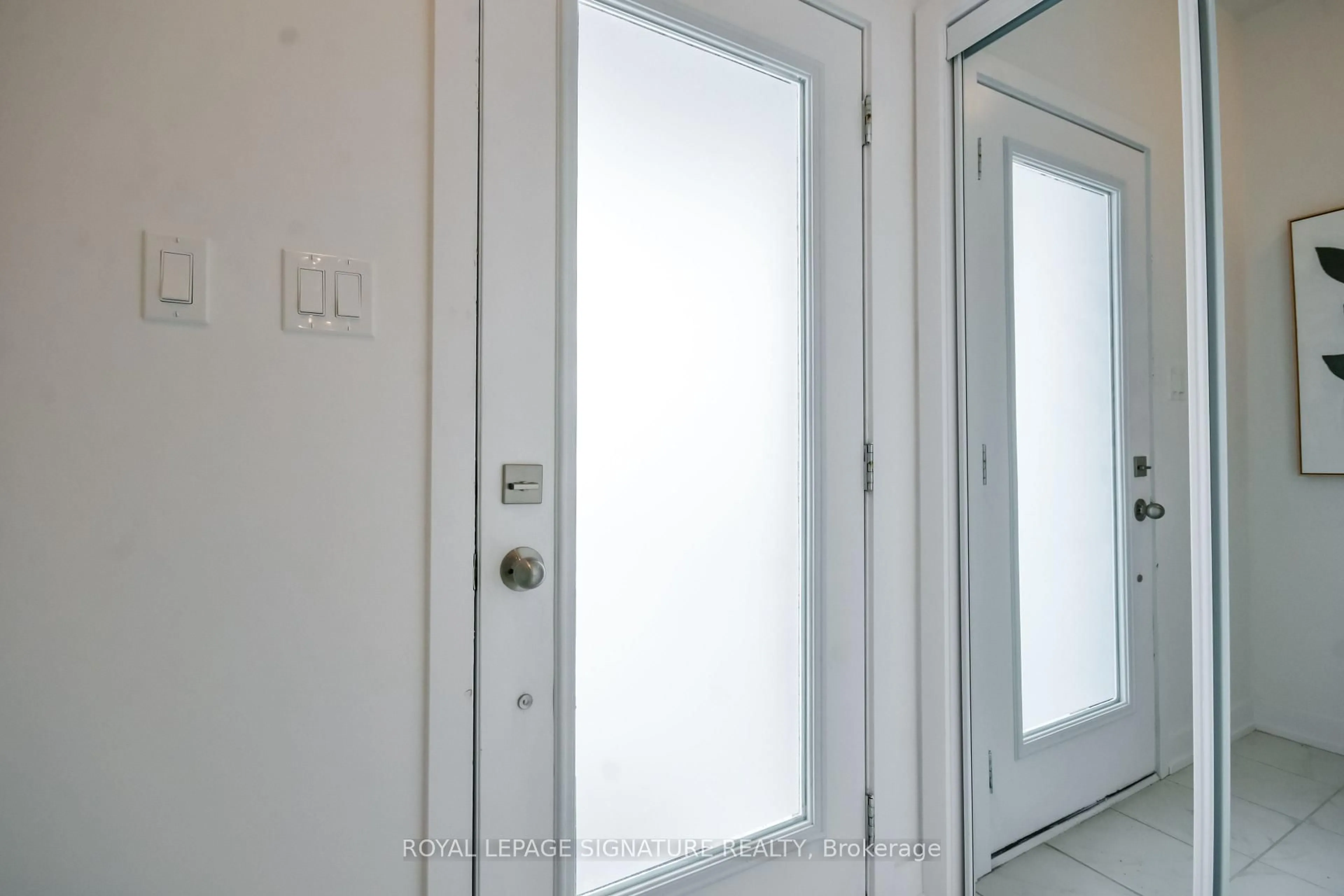 Indoor entryway for 23 Turnberry Lane, Barrie Ontario L9J 0M8