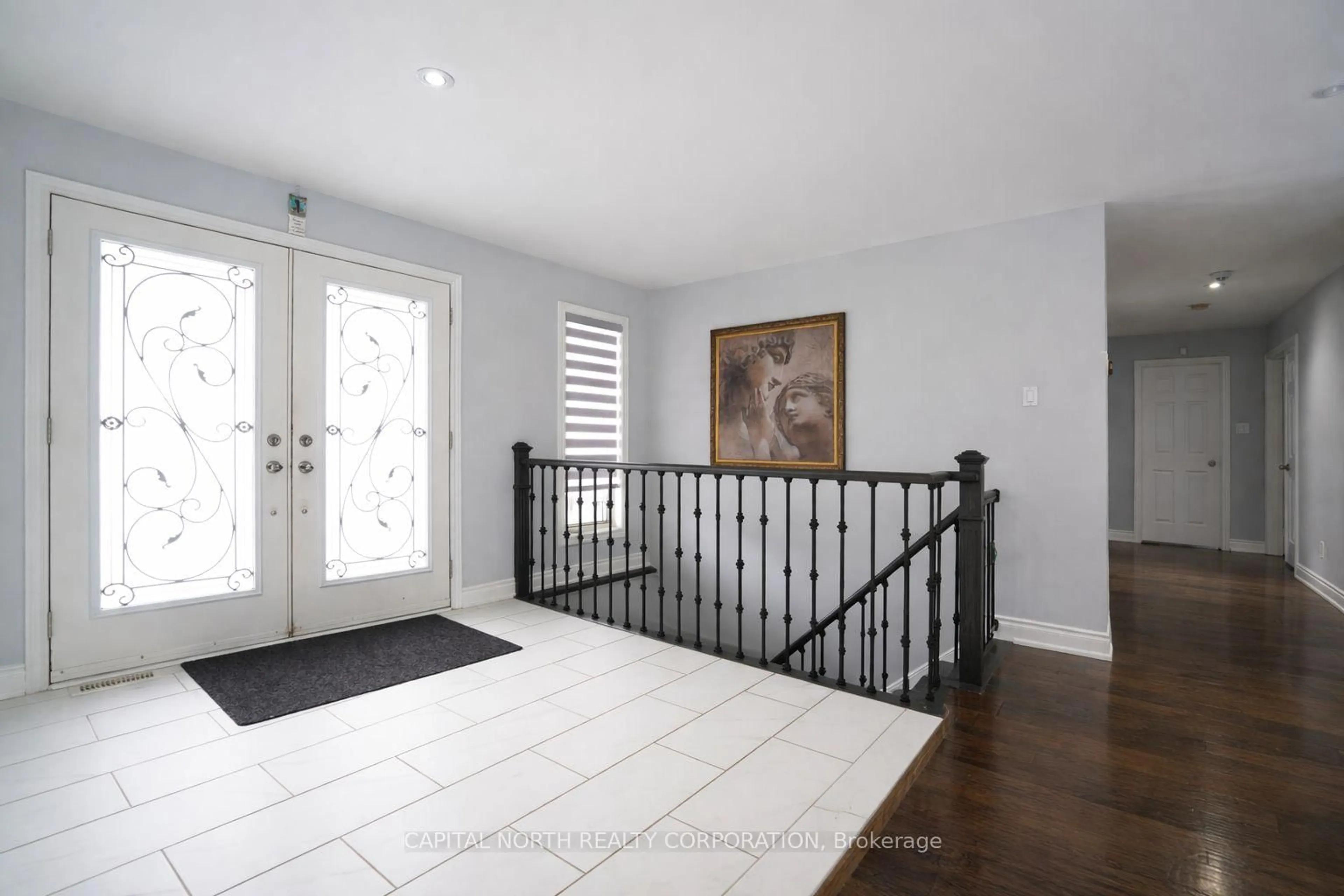 Indoor entryway for 8 Downer Cres, Wasaga Beach Ontario L9Z 1C2