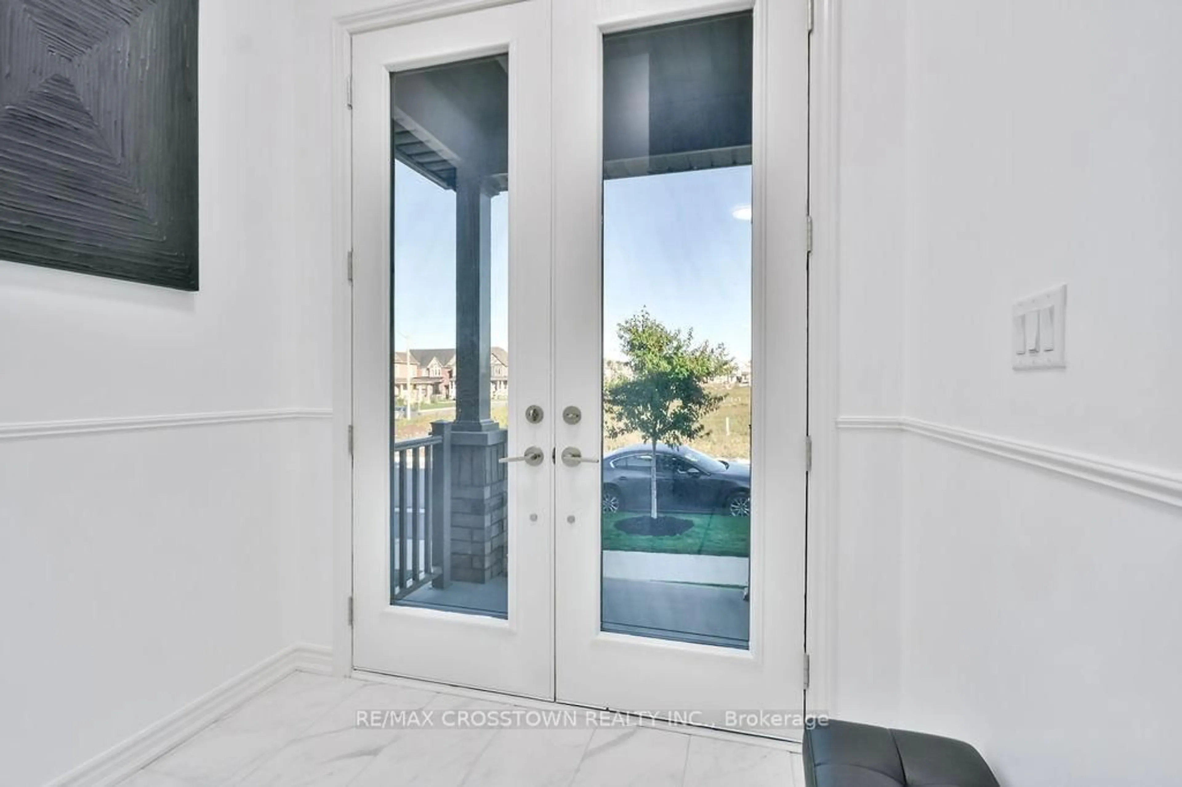 Indoor entryway for 104 Shepherd Dr, Barrie Ontario L9S 2Z4