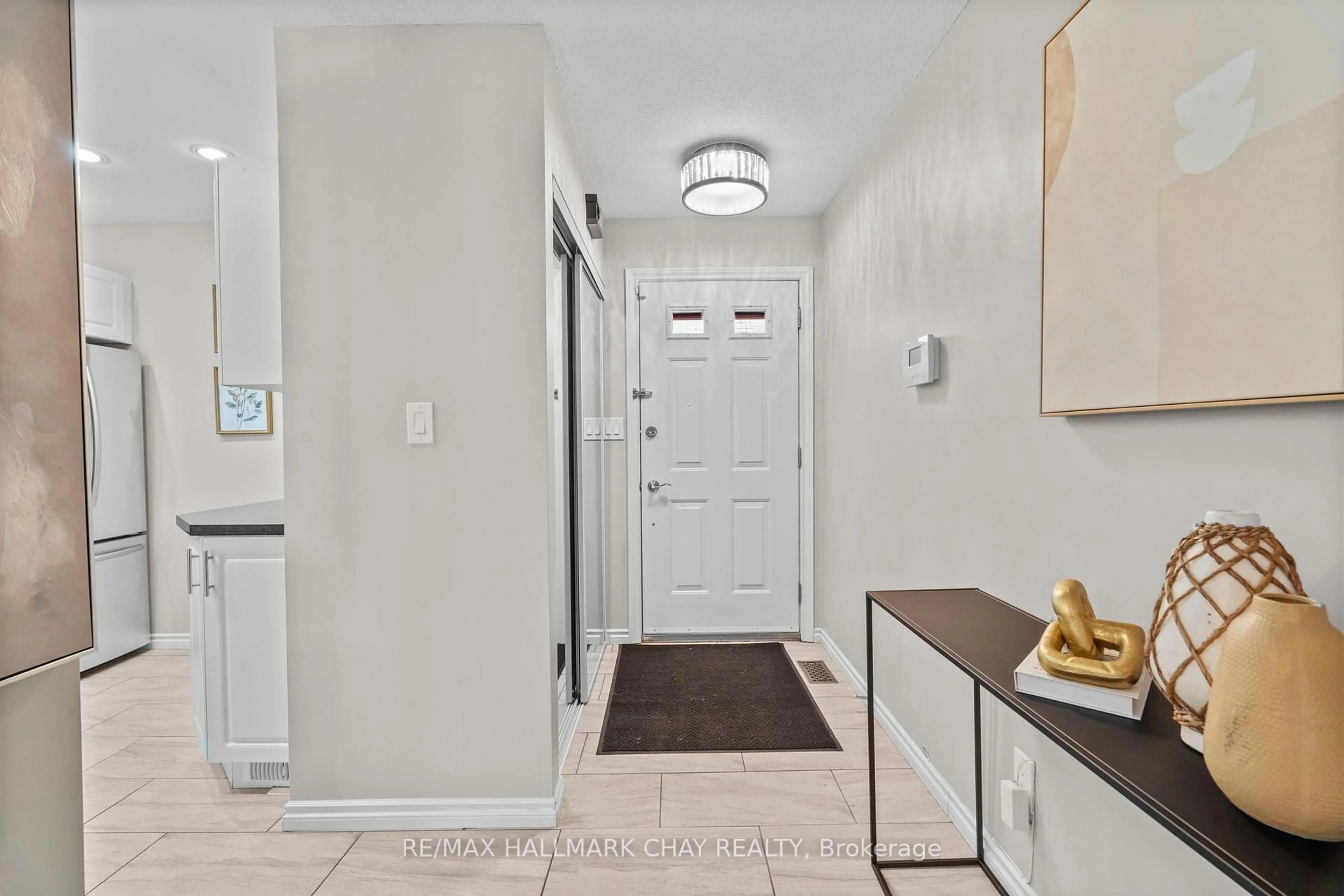 Indoor entryway for 1 Olive Cres #4, Orillia Ontario L3V 7N5