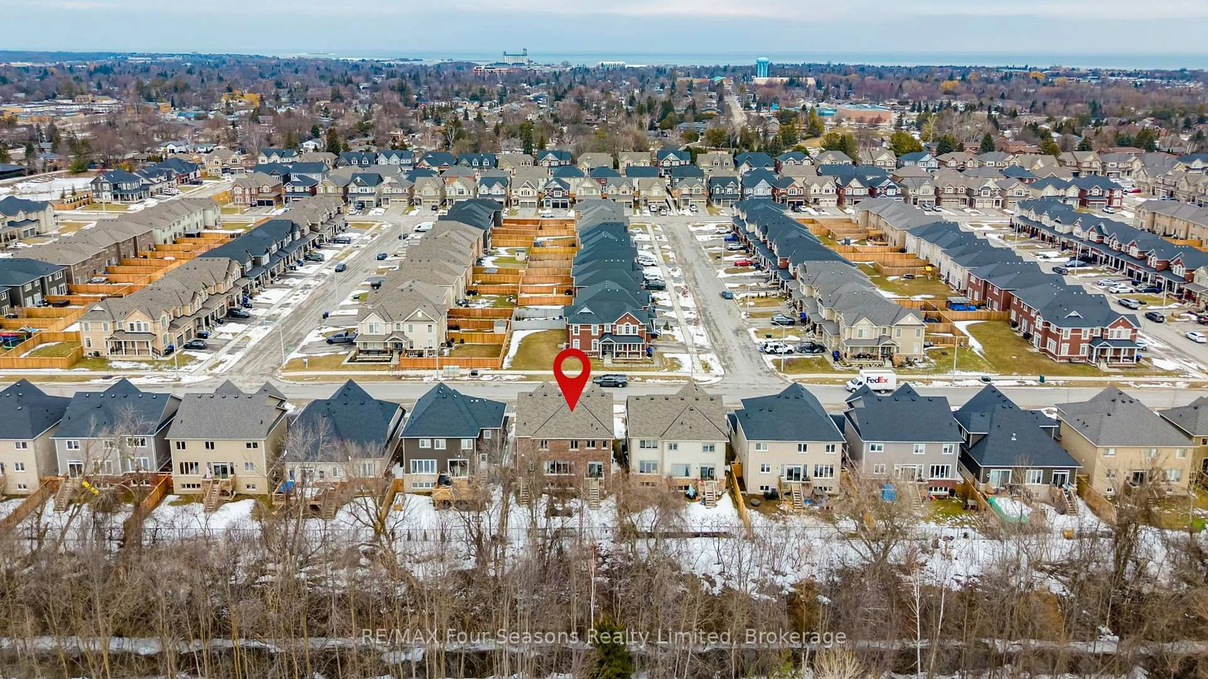 A pic from outside/outdoor area/front of a property/back of a property/a pic from drone, street for 40 Kirby Ave, Collingwood Ontario L9Y 3W8